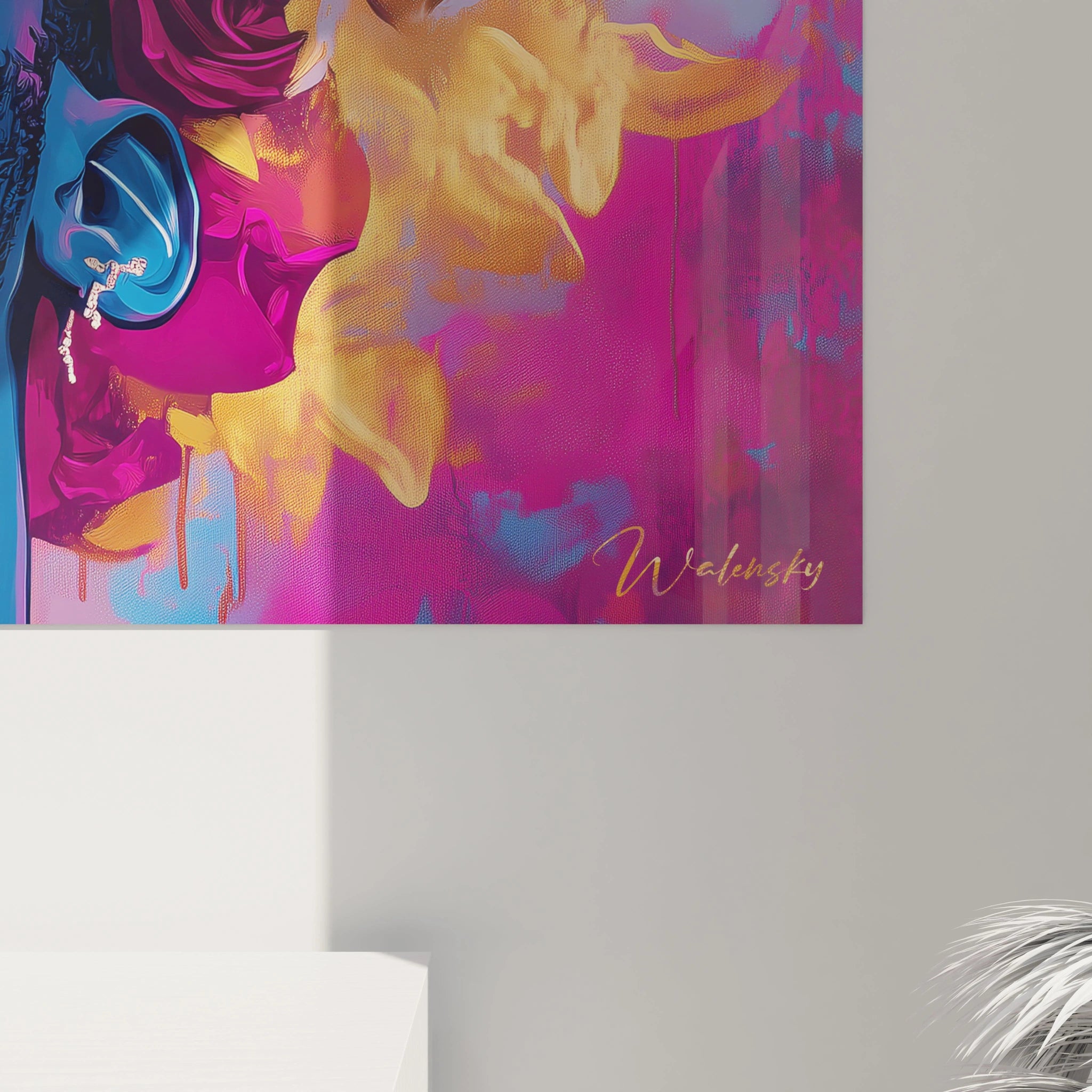 Tableau visage expressif aux teintes bleues intenses, portraituré en contre-plongée avec la tête inclinée vers le haut, décoré d'une couronne florale fuschia et or, sur un arrière-plan aux couleurs chaudes et violacées créant une ambiance onirique.