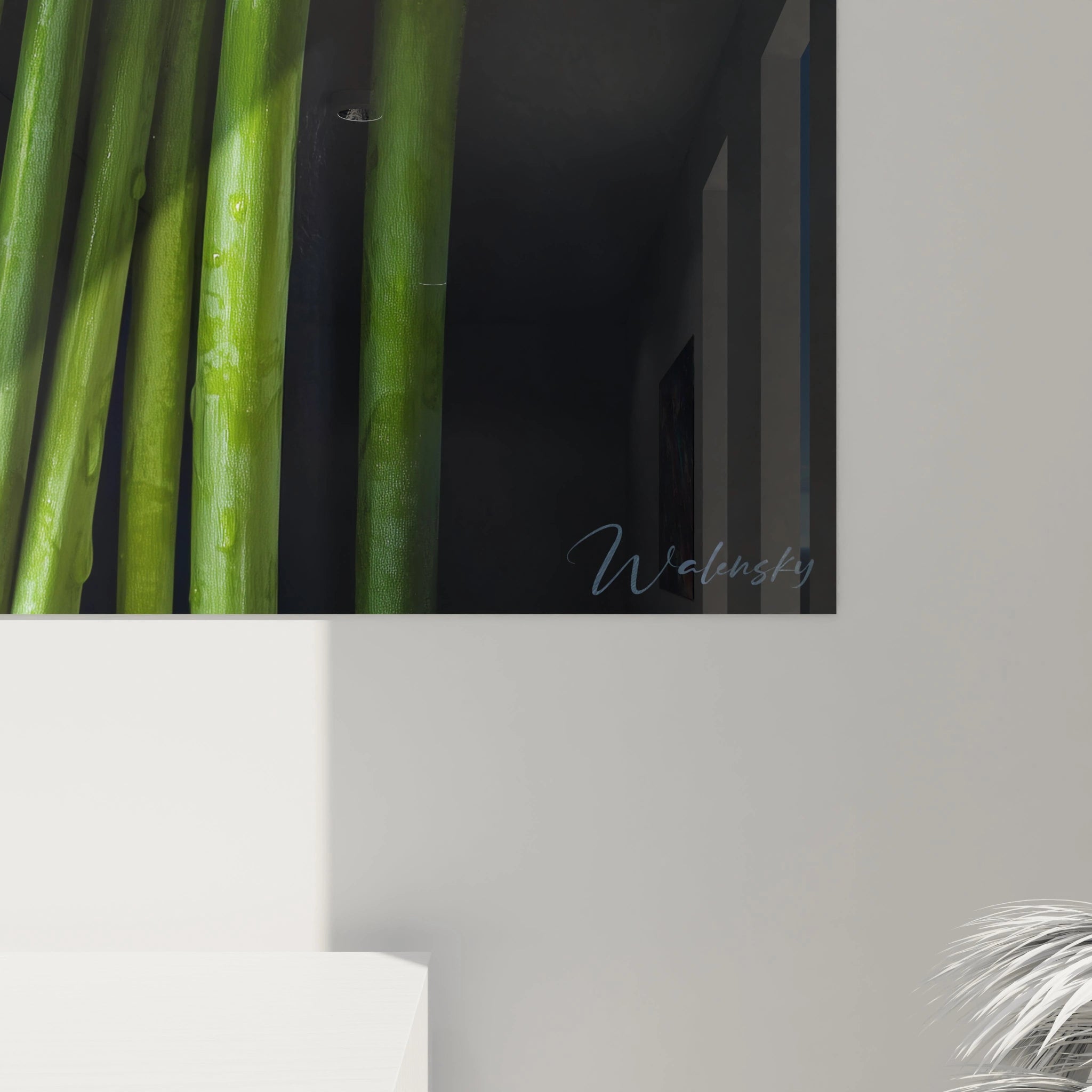 Un tableau asperge dévoilant des tiges vertes élancées aux extrémités violettes, mises en avant par un contraste sombre, avec une texture fine et un aspect satiné.