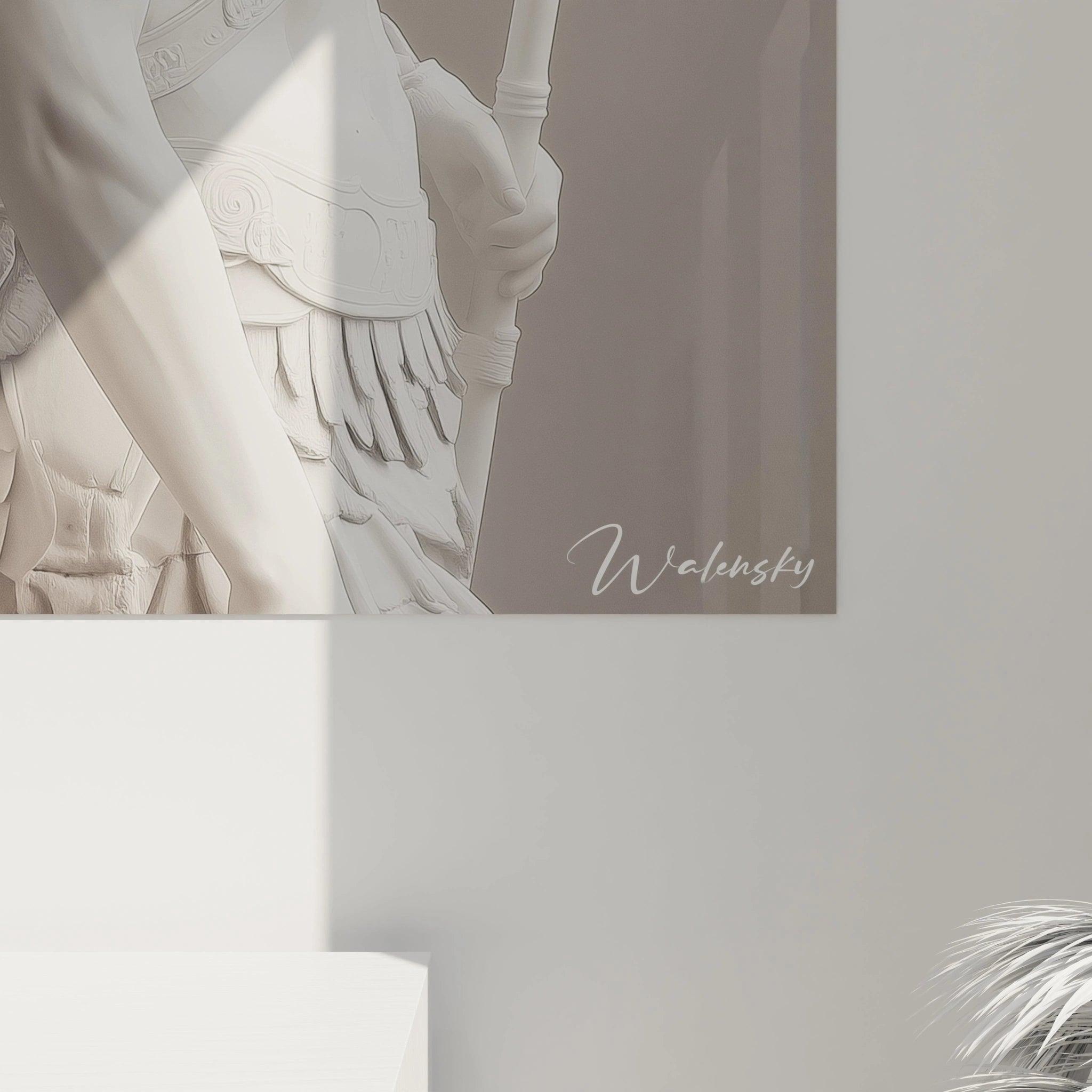 Un tableau représentant la déesse Athéna en tenue de combat, profil sculptural blanc sur fond gris neutre. Détails minutieux des cheveux ondulés sous le casque, armure avec gravures délicates et lance tenue fermement, évoquant la statuaire grecque antique.