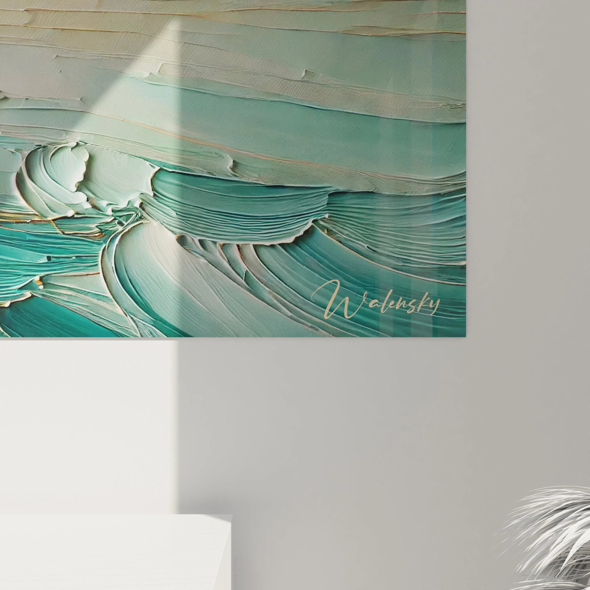 Vue de pres, le tableau mouette devoile des details subtils dans chaque plume. Les touches de doré capturent la lumiere, tandis que le bleu et le blanc evoquent l'horizon marin en toute serenite.