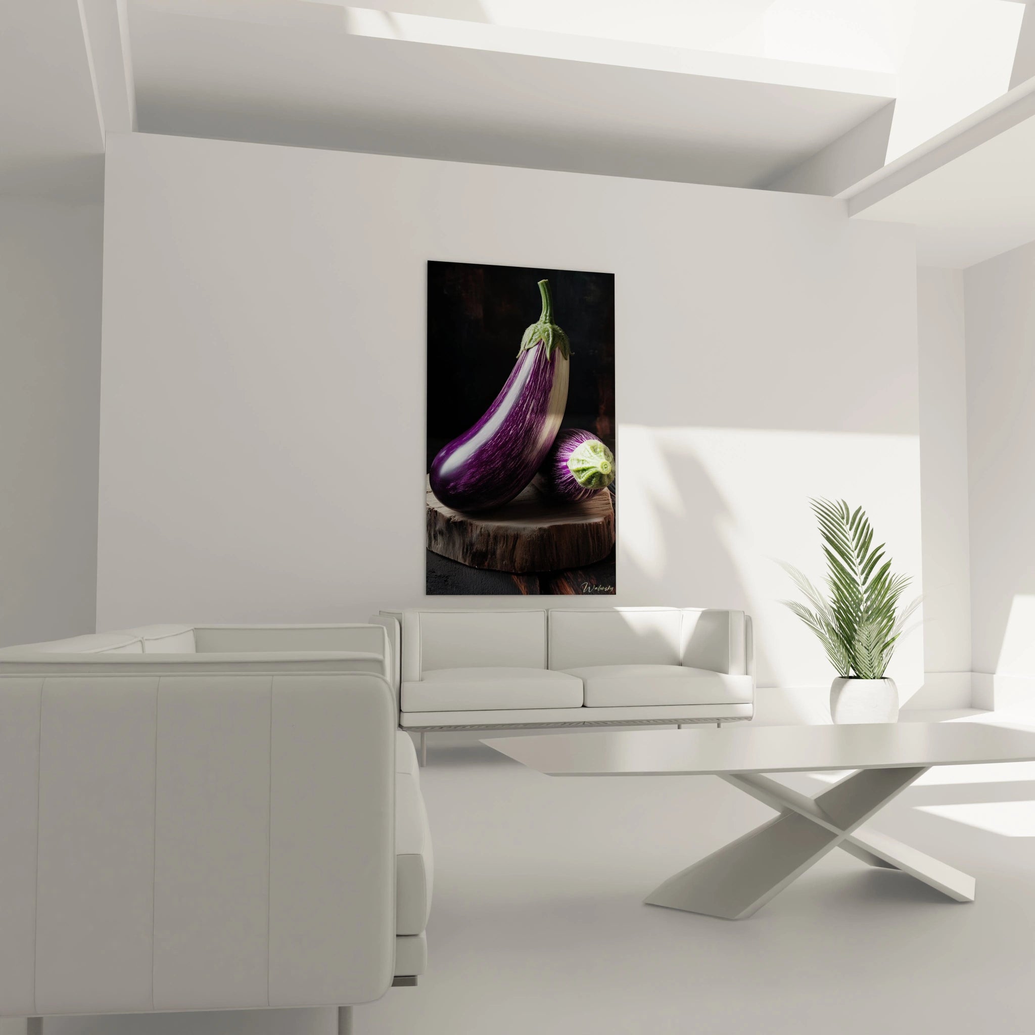 Ce tableau aubergine dévoile une aubergine aux marbrures violettes et blanches, dotée d’un pédoncule vert, posée sur un socle en bois à la texture naturelle, contre un fond obscur.