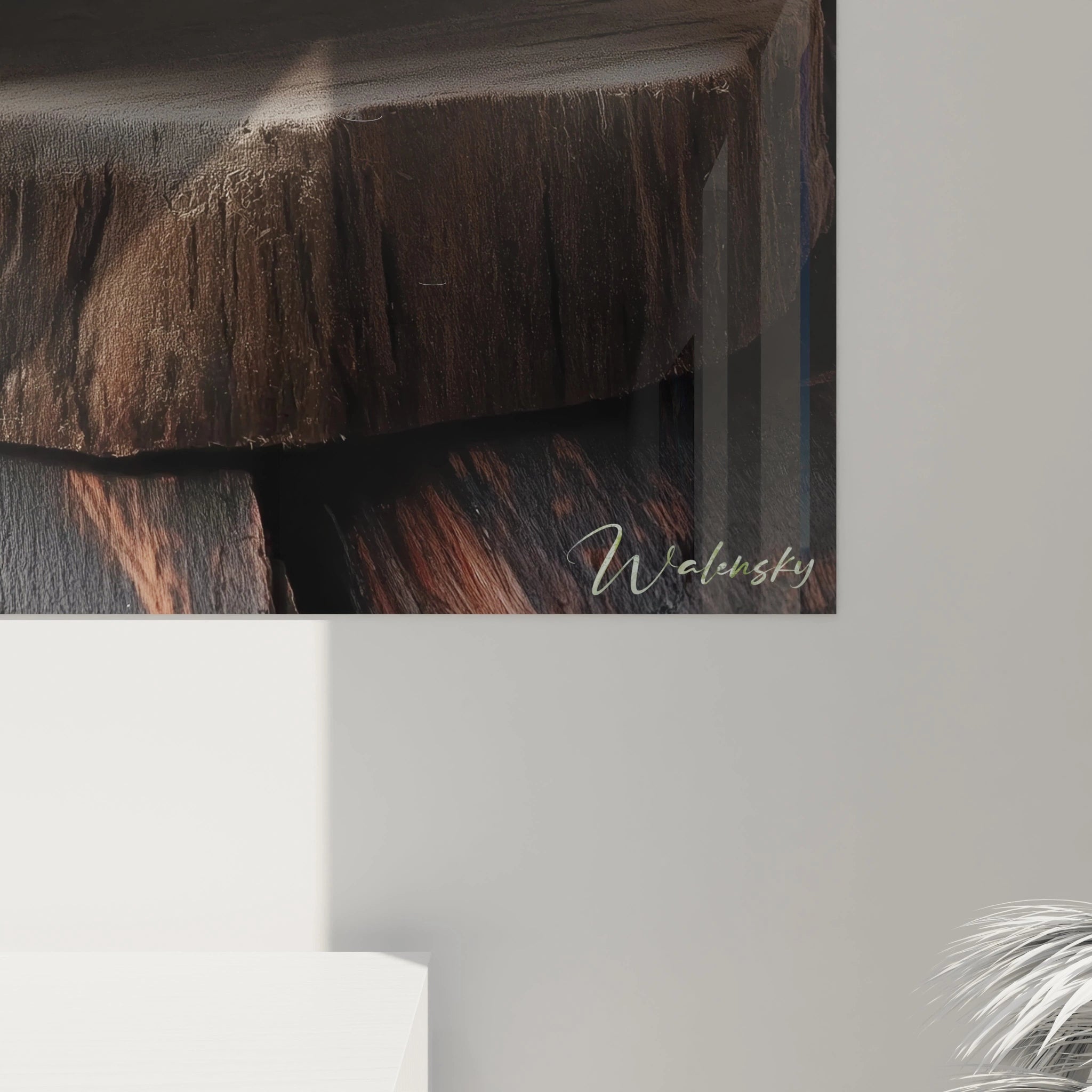 Dans ce tableau aubergine, une aubergine lisse et bicolore (violet et blanc) avec un pédoncule vert repose sur une pièce de bois au grain visible, devant un arrière-plan noir.