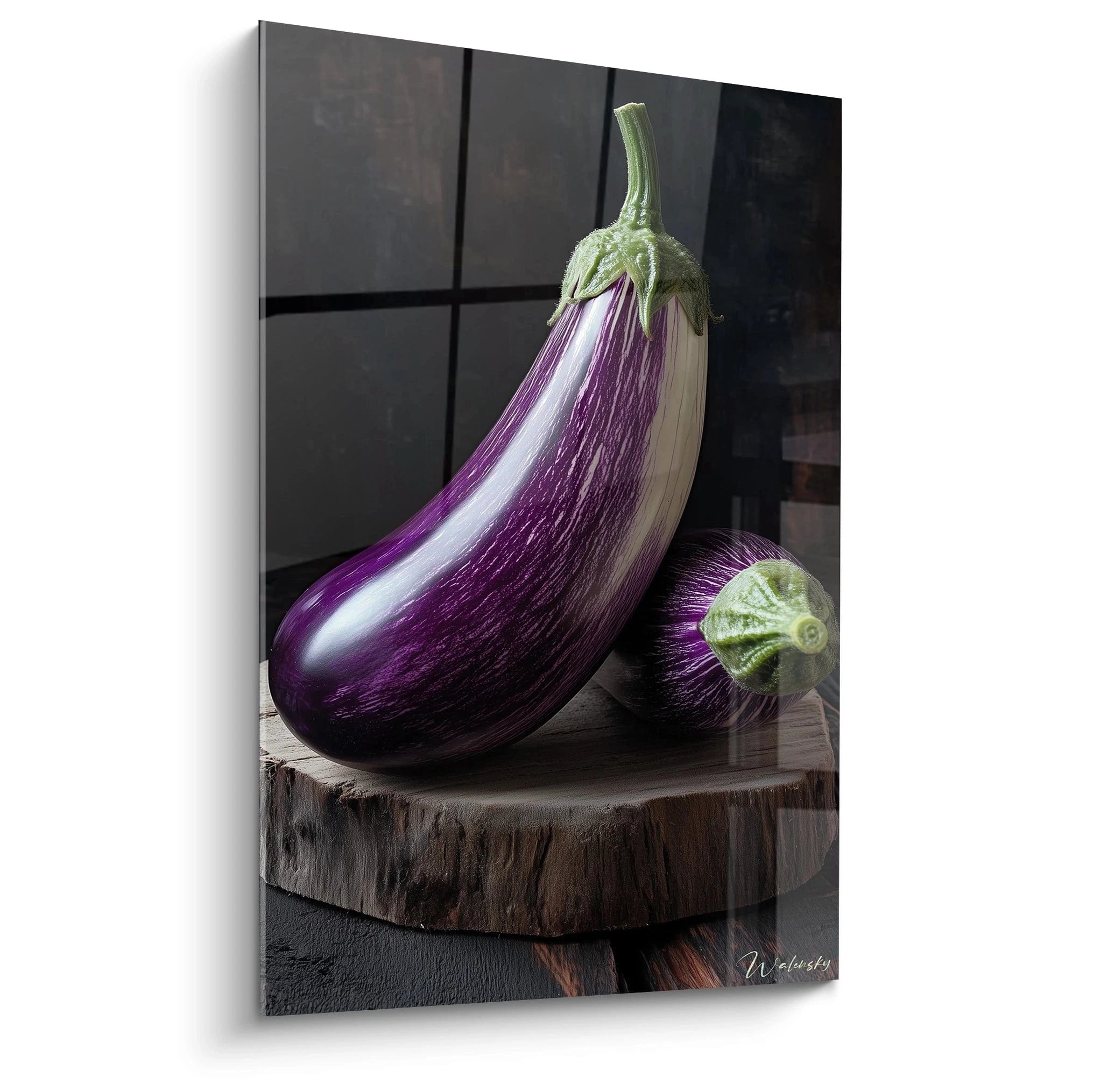 Un tableau aubergine montrant deux aubergines aux nuances violettes et blanches, avec un pédoncule vert, disposées sur une surface en bois texturé, sur fond sombre.