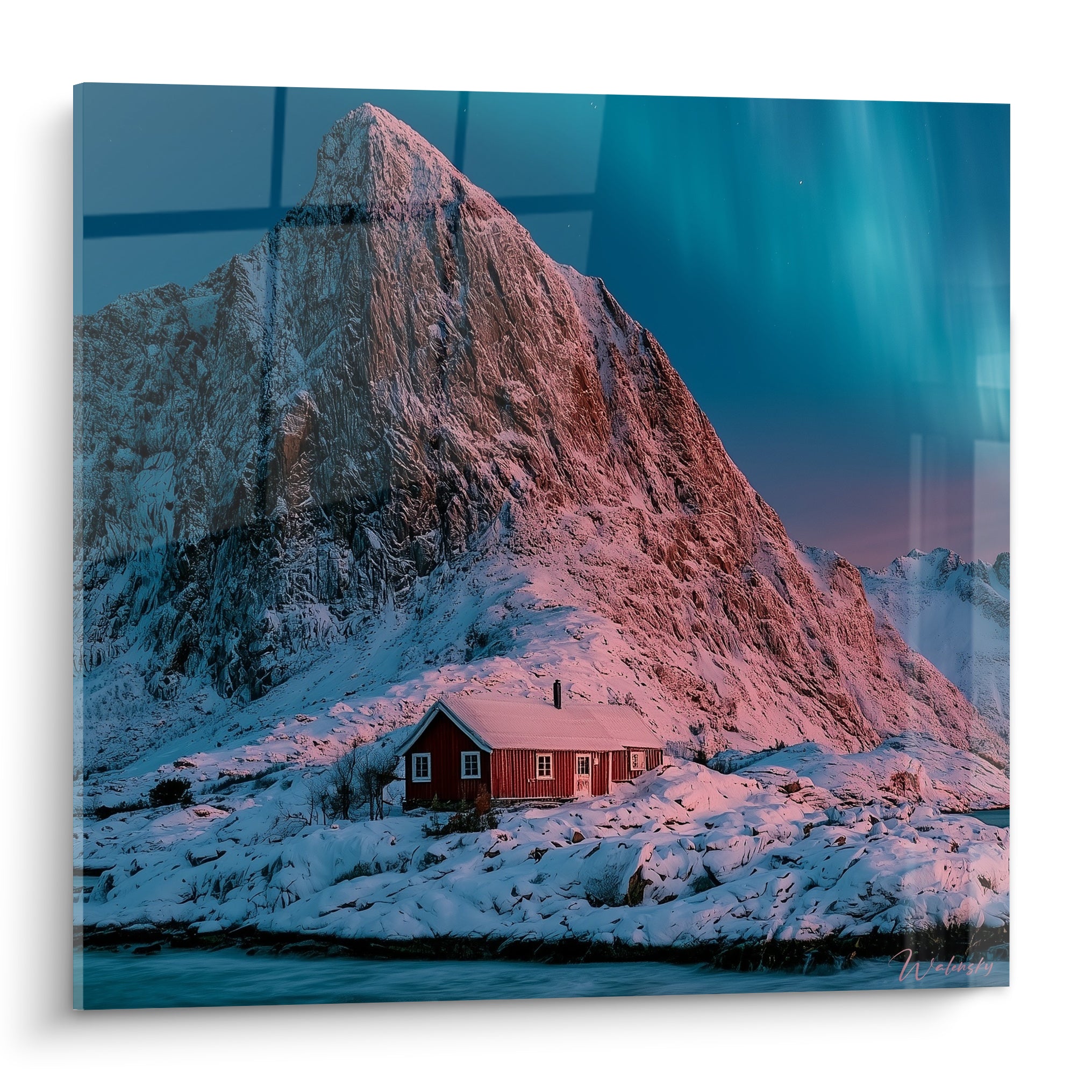 Aurore boréal : cabane rouge sous montagne rosée, ciel bleu marine strié de vert nordique