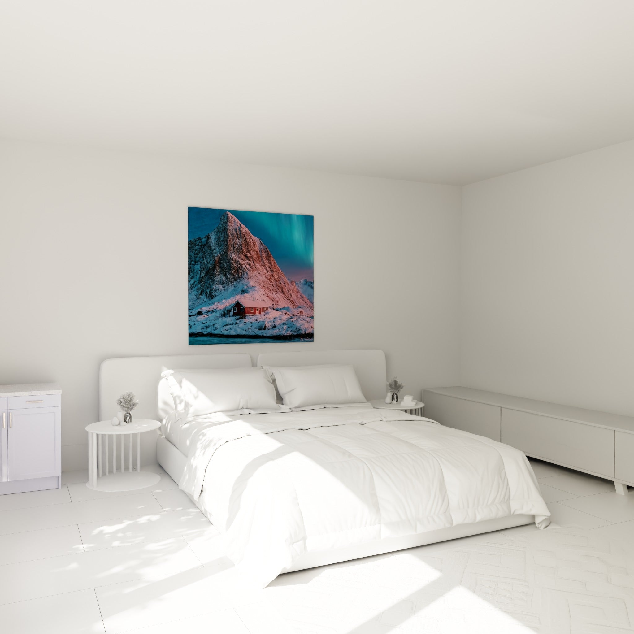 Cabane rouge et pic rocheux rosé de l'Aurore boréal au-dessus d'un lit dans une chambre claire