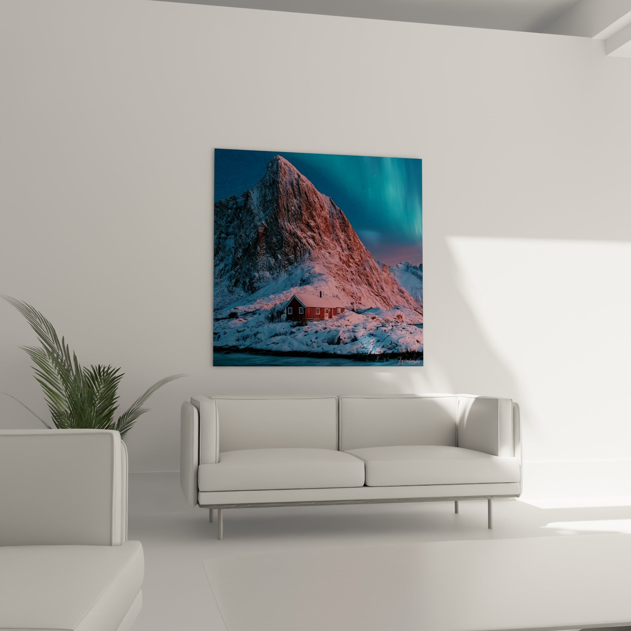 Sommet enneigé aux reflets ocre et cabane rouge de l'Aurore boréal au-dessus d'un canapé dans un salon lumineux