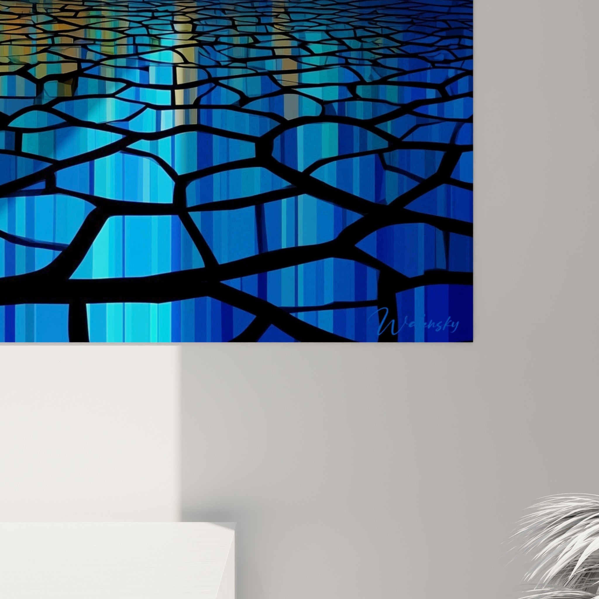 Détail des lignes noires et éclats bleu turquoise de la glace fracturée sous l'aurore boréale