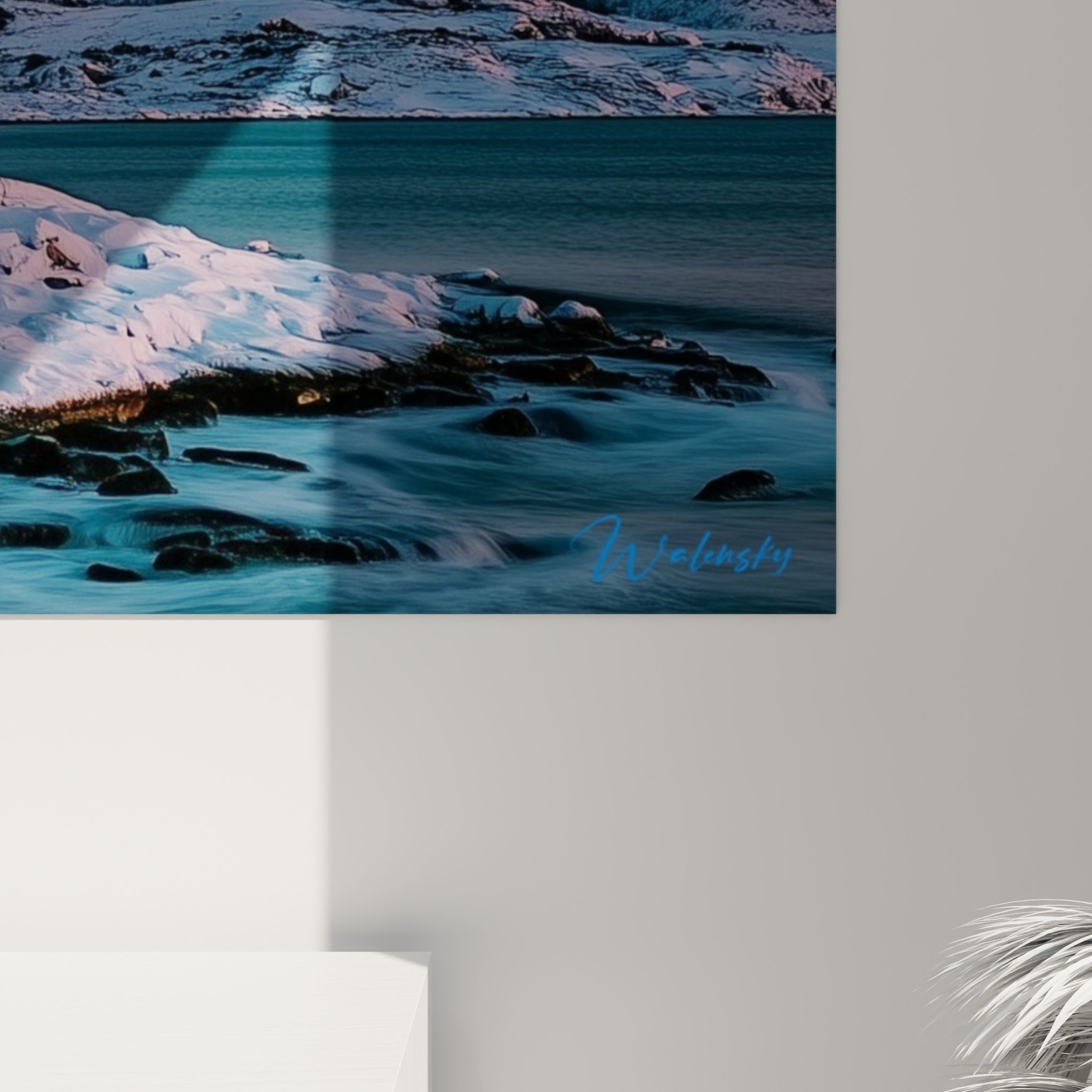 Grain lumineux et coulures turquoise et roses d'une aurore boréale imprimée, détail des sommets enneigés