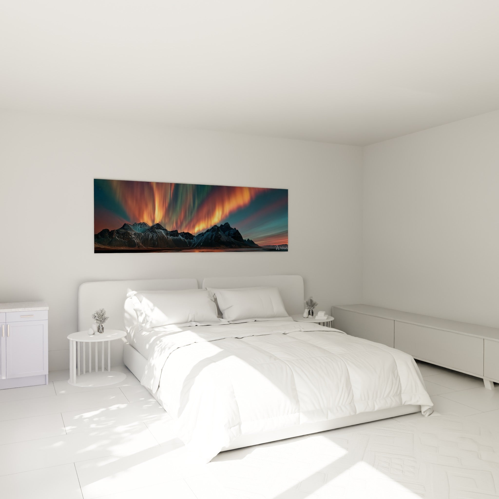 Montagnes et flammes célestes orange, tableau aurore boréale au-dessus d'un lit dans une chambre claire