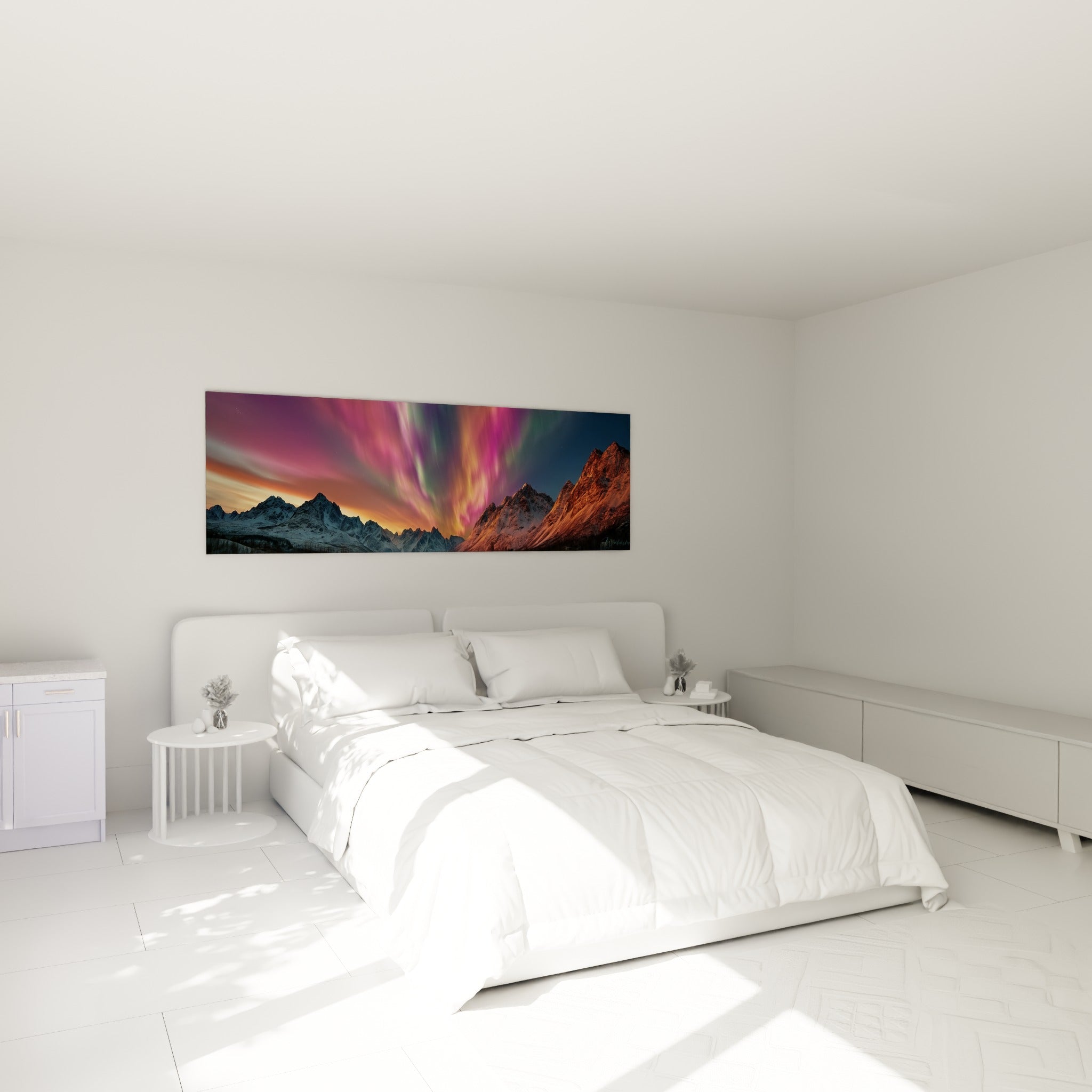 Panorama d'aurore boréale fuchsia et orangée au-dessus d'un lit dans une chambre claire