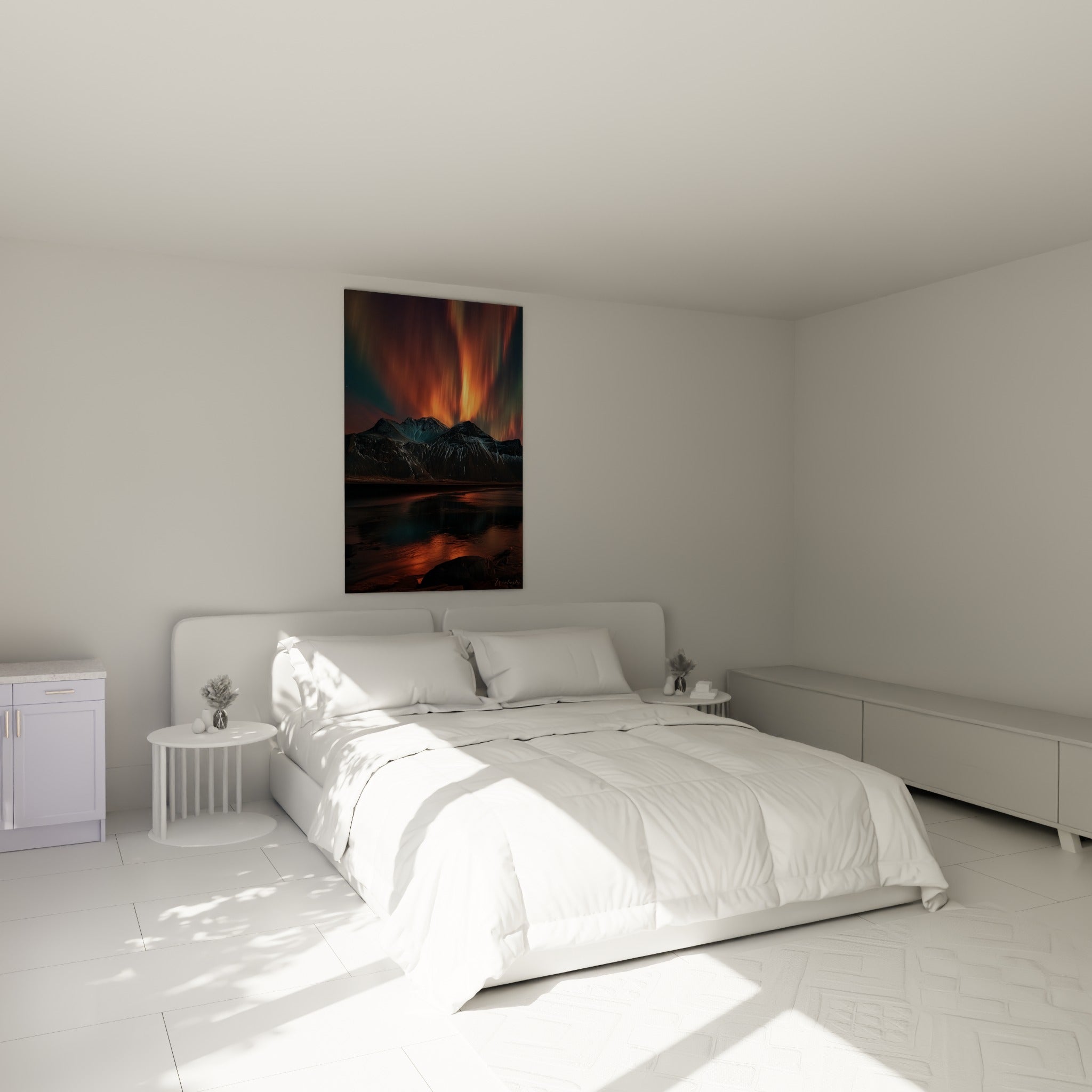 Flammes célestes orangées et montagnes bleutées de l'aurore boréale au-dessus d'un lit dans une chambre claire