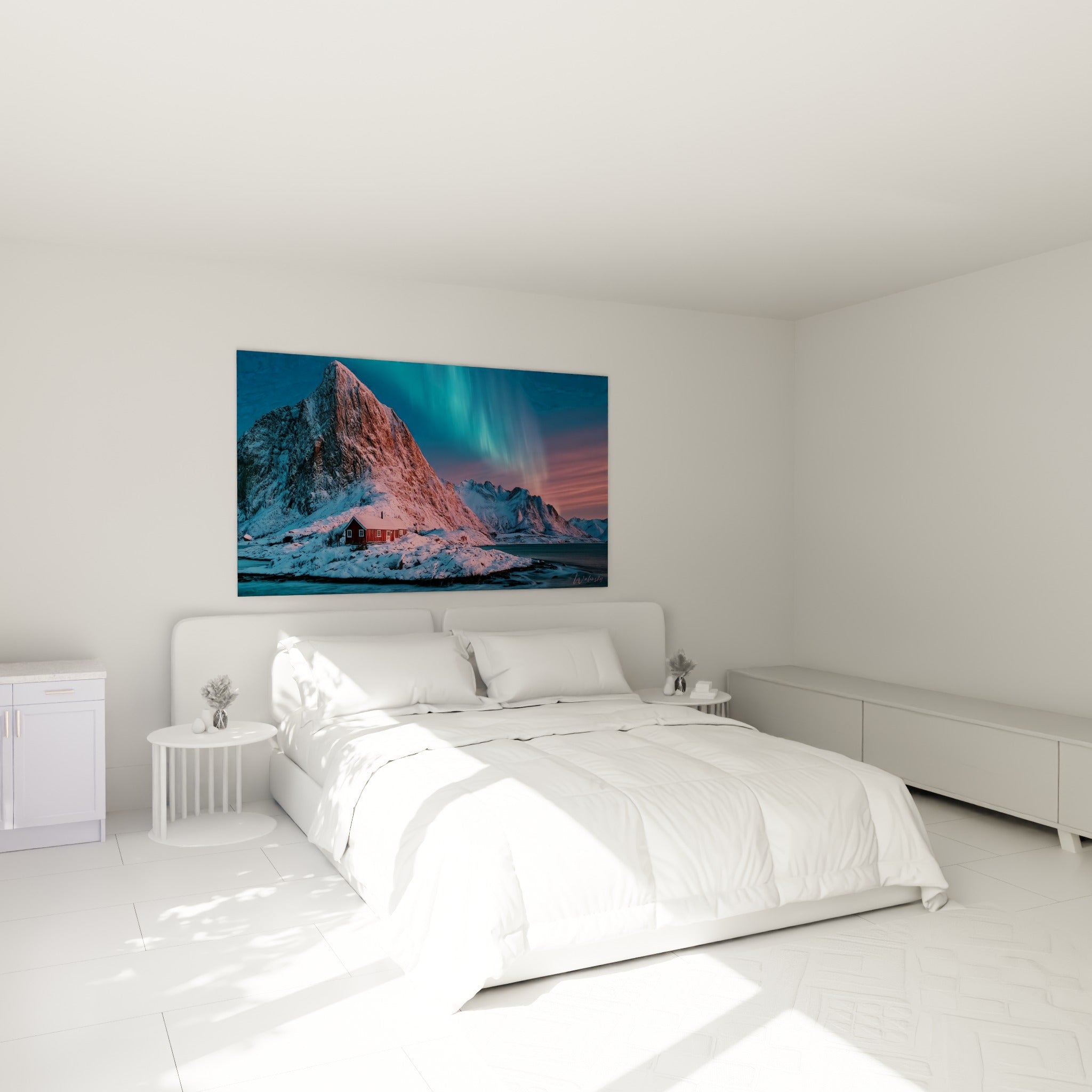 Sommet rocheux rose et cabane rouge nordique accrochés au-dessus d'un lit dans une chambre claire