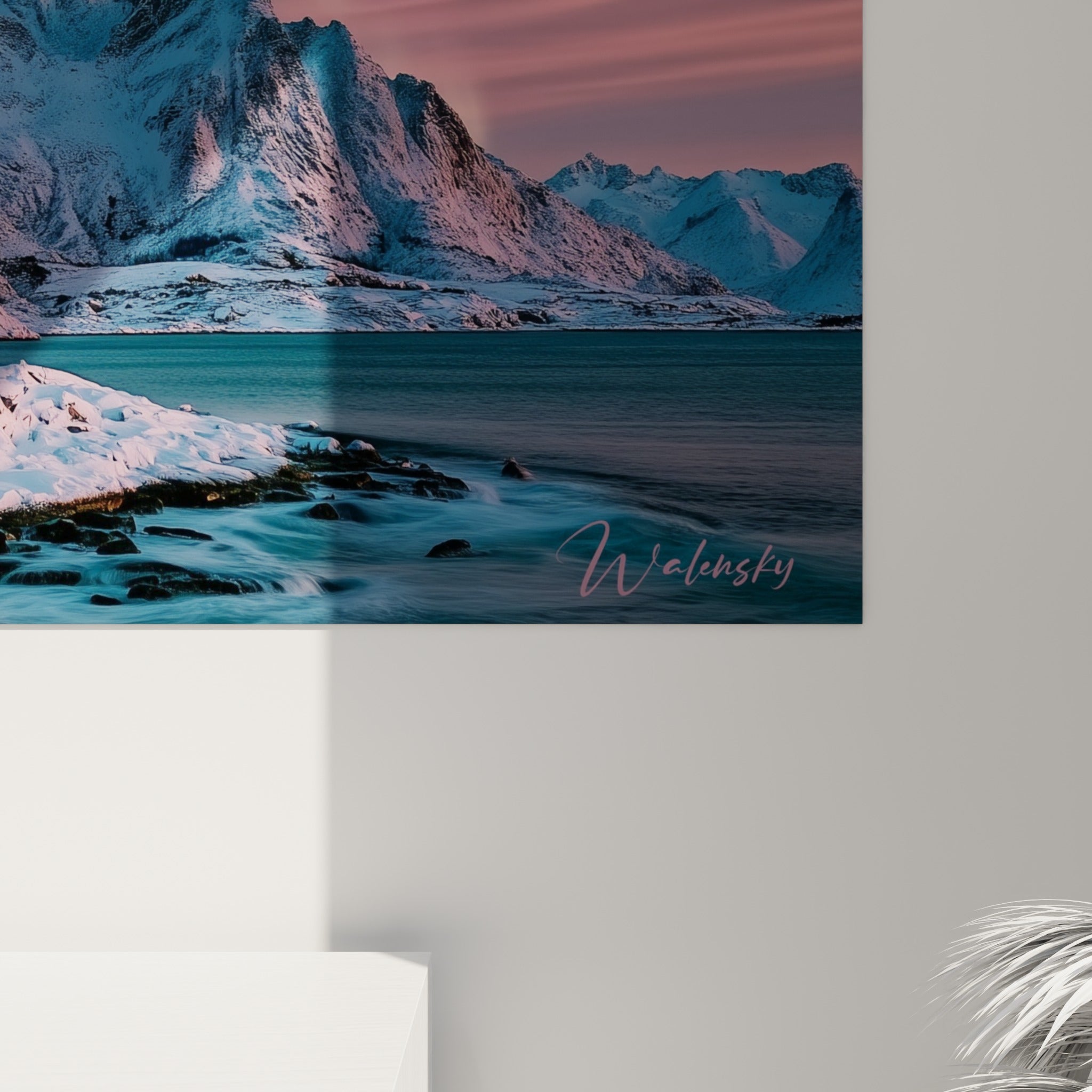 Grain de la neige blanche et coulures rosées du sommet visibles en gros plan sur la toile