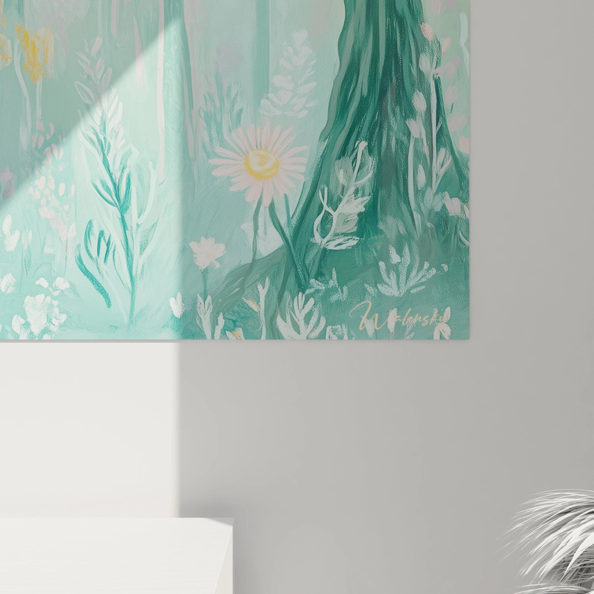 Un tableau forêt onirique aux couleurs pastel où dominent le turquoise et le vert. Des arbres stylisés encadrent la composition, tandis que des fleurs blanches et roses parsèment le sol. Des touches dorées suggèrent une lumière diffuse traversant la canopée. Textures superposées créant une ambiance mystérieuse.