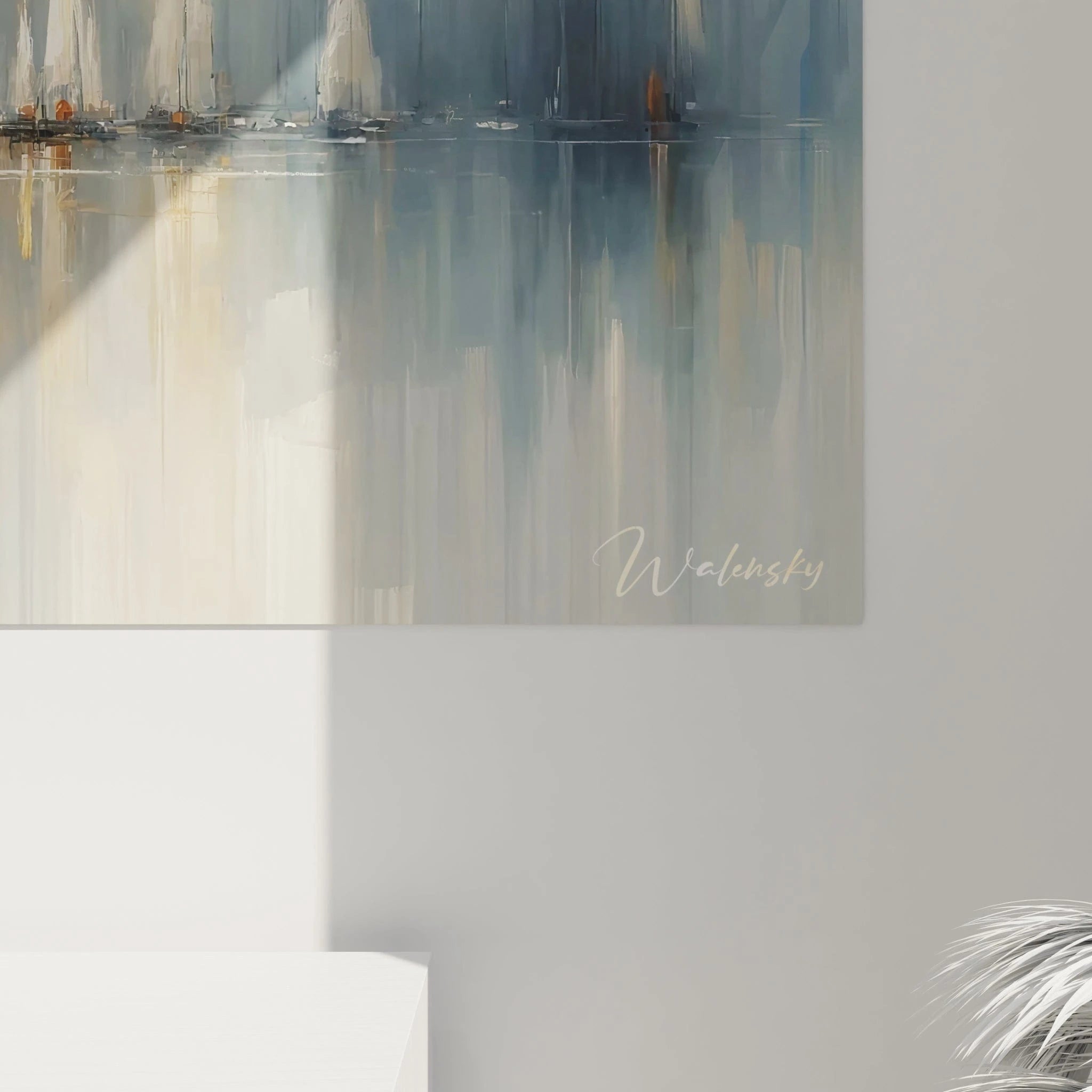 Un tableau abstrait maritime présentant une flotte de voiliers aux voiles blanches pointues. Utilise un contraste entre zones bleu foncé et explosion dorée centrale. Les textures comprennent des coups de pinceau allongés verticalement et des reflets horizontaux sur l'eau calme.