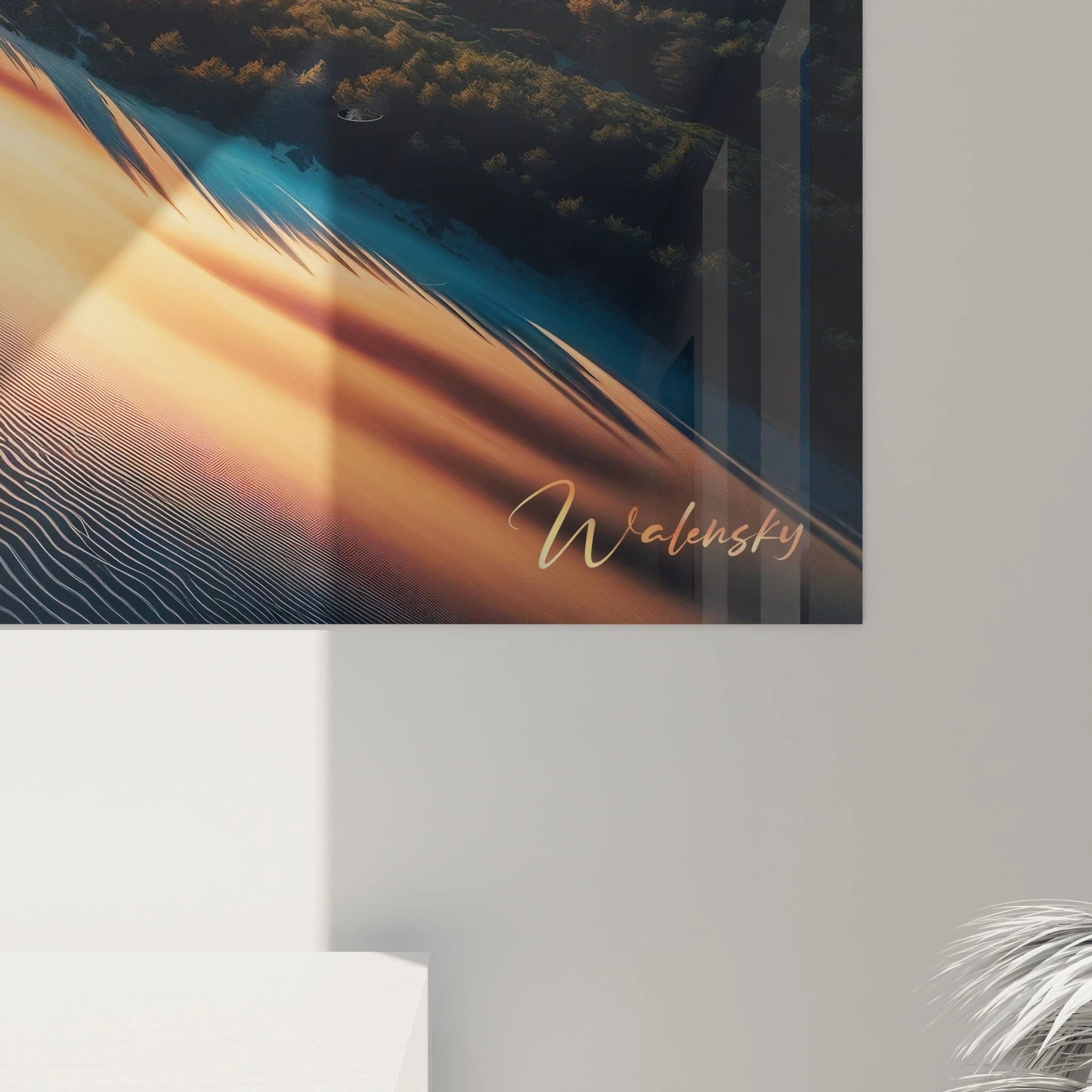 Un tableau paysage montrant un relief dunaire s'élevant entre forêt et océan. Les crêtes sableuses aux textures ondulées captent la lumière orangée du soleil couchant. Un ciel aux nuages stratifiés de pourpre et d'ambre domine la composition.