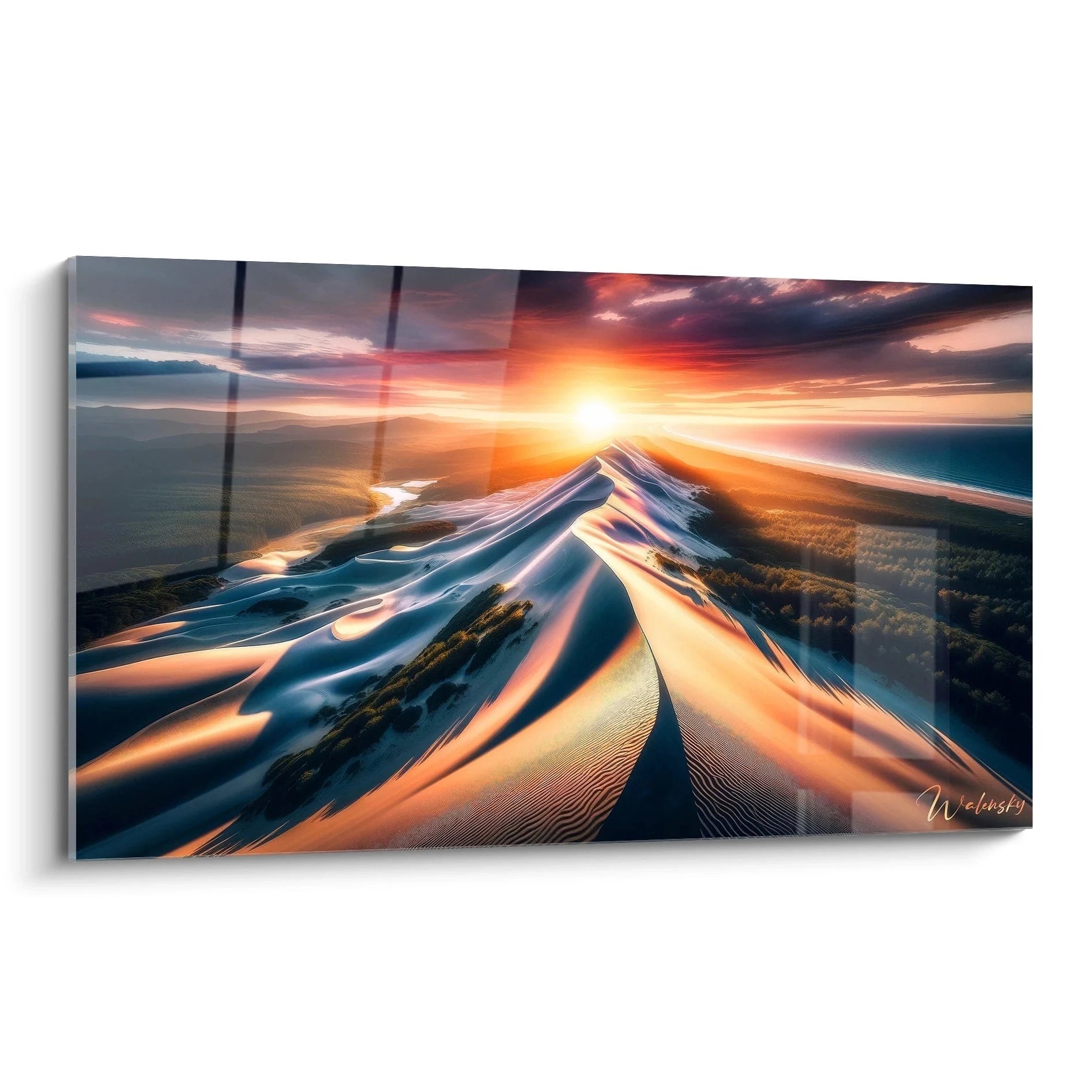 Un tableau paysage de dunes de sable illuminées par un coucher de soleil. Les crêtes blanches et dorées des dunes contrastent avec les tons bleus des ombres. Le ciel présente des nuages pourpres et orangés au-dessus d'une forêt et d'un littoral visible à l'horizon.