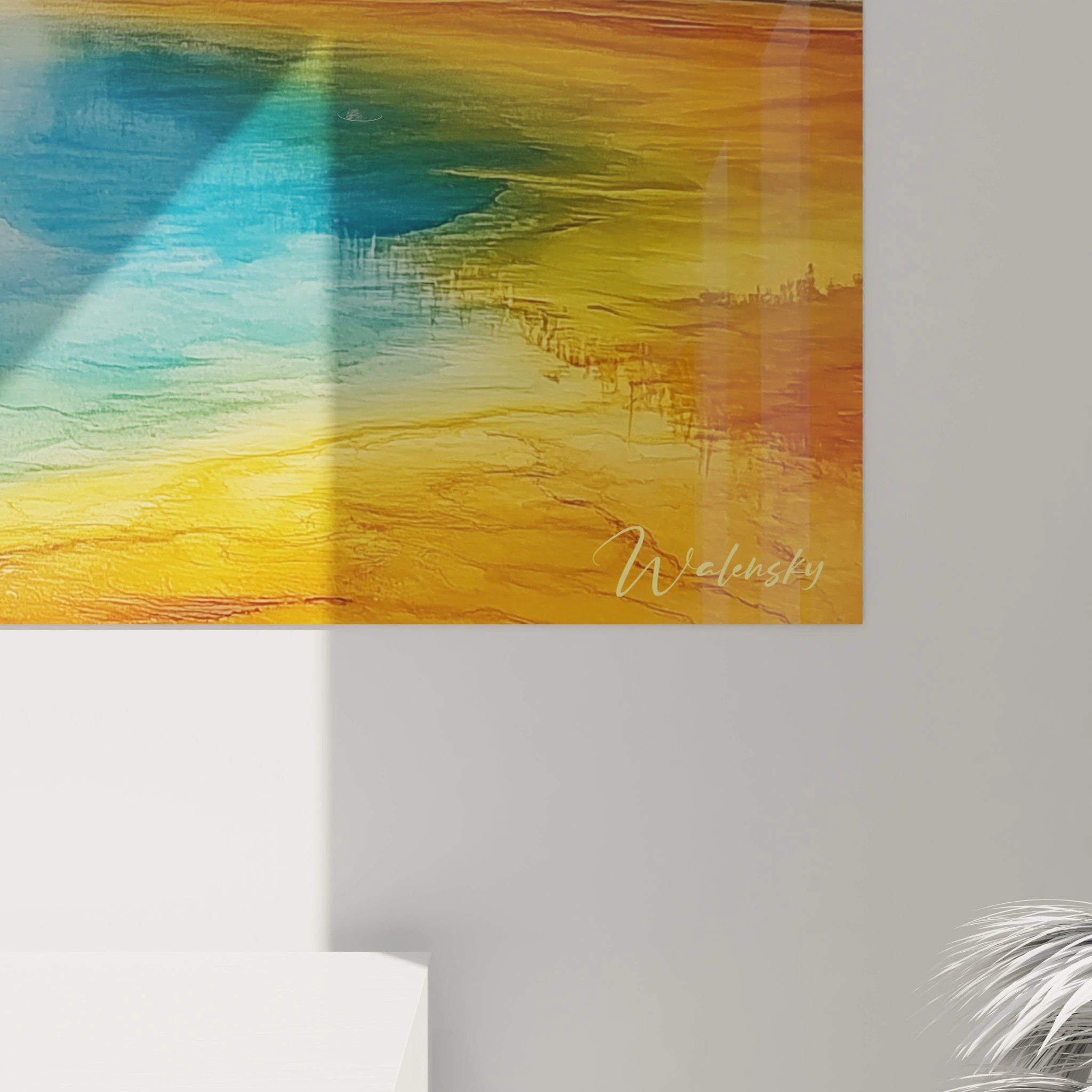 Un tableau source naturelle capturant un bassin thermal aux contrastes saisissants entre le bleu profond du centre et les bordures orangées texturées, avec une forêt de conifères sombres formant une barrière naturelle et des montagnes enneigées se dessinant à l'horizon.