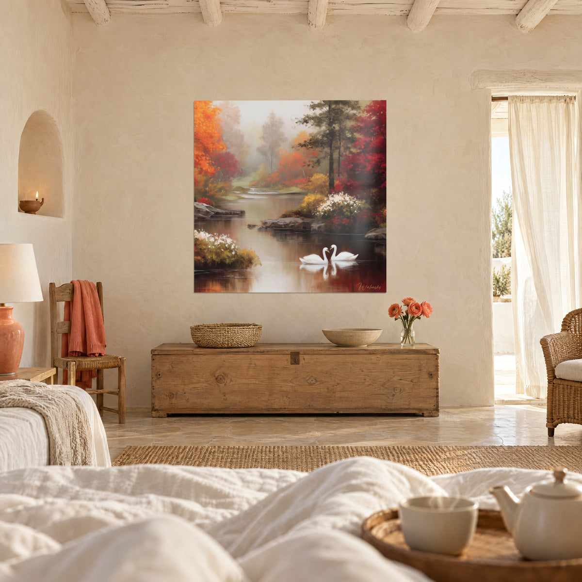 Gemälde nebliche Herbstlandschaft, leuchtend rotes und orangefarbenes Laub, weiße Schwäne auf kupferfarbenem Wasser, über einem Bett in einem hellen Schlafzimmer