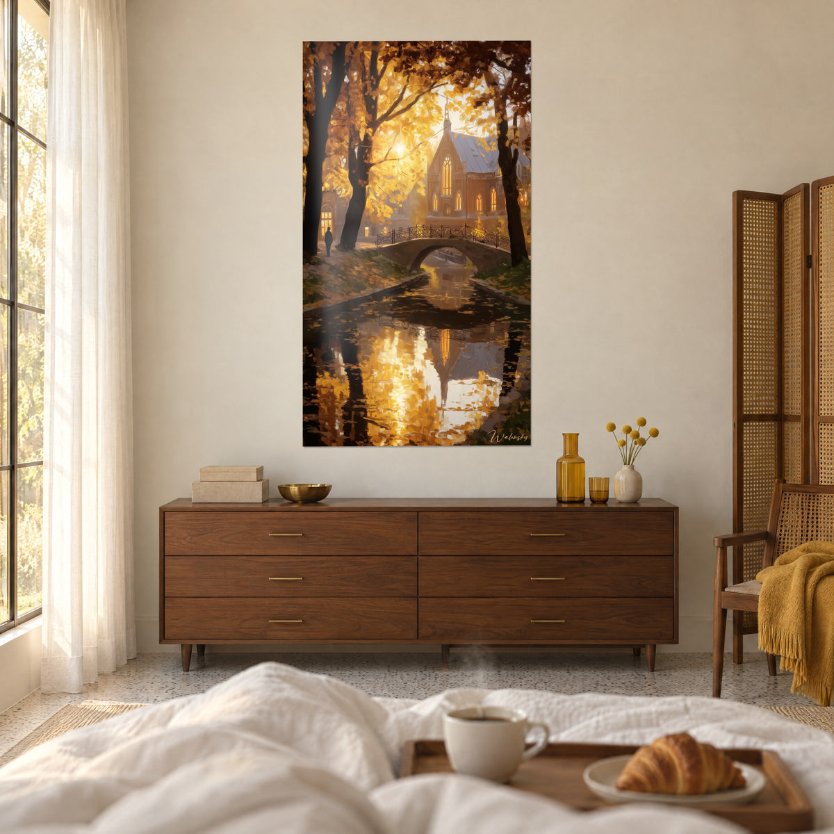 Tableau lumière filtrée entre les troncs d'un parc d'automne, feuillage jaune safran et brun cuivré, au-dessus d'un lit dans une chambre claire