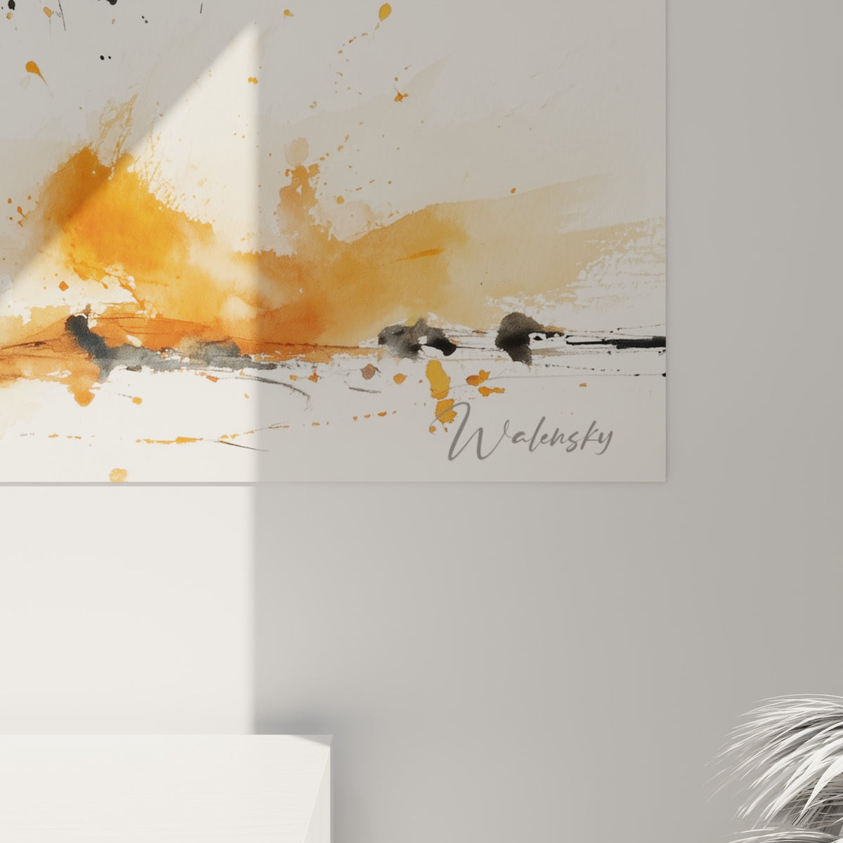 Coulures d'encre anthracite et éclats orange vif visibles de près sur le plumage de l'autruche peinte
