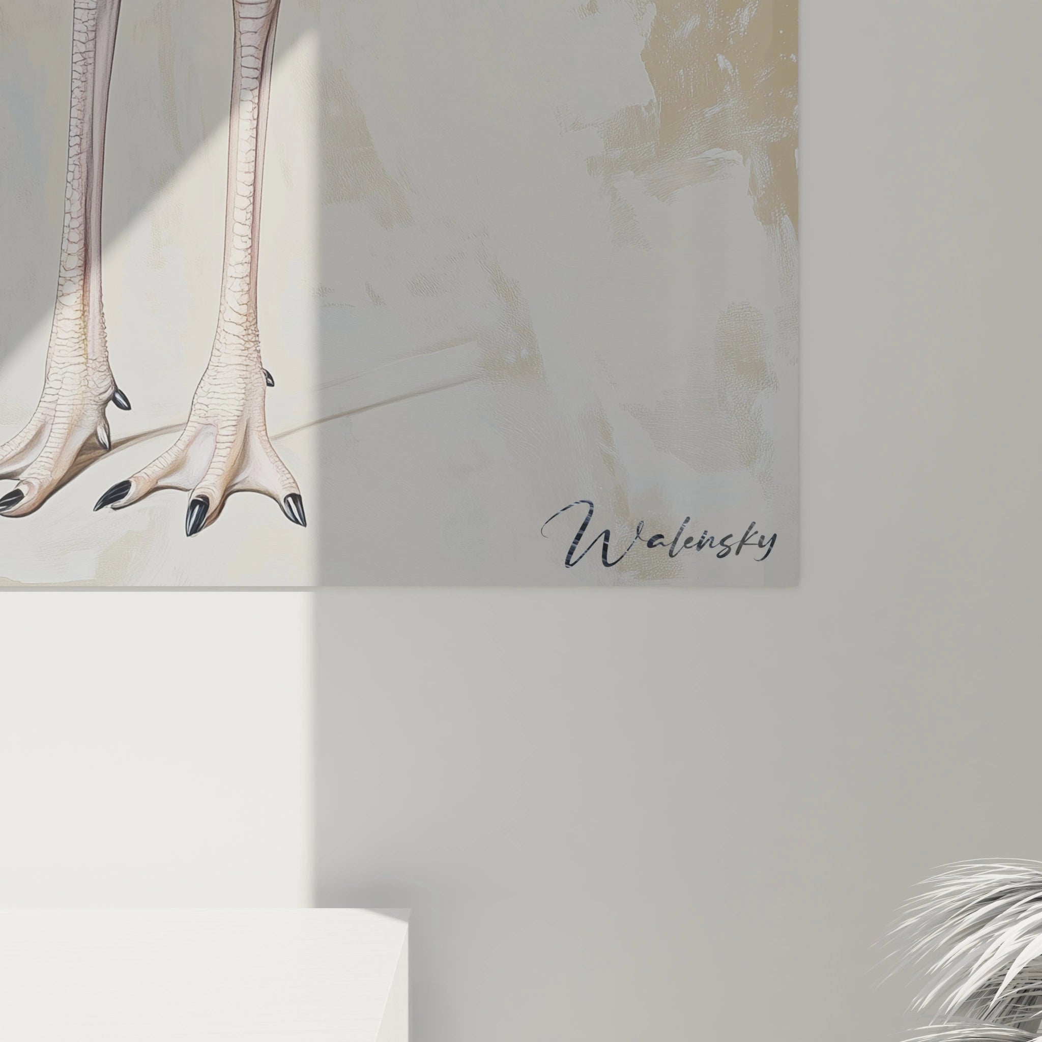 Un tableau artistique abstrait figurant une autruche aux proportions élancées, mettant en valeur la texture délicate des plumes blanches du cou et la densité du plumage noir du corps, avec un traitement subtil du fond beige.