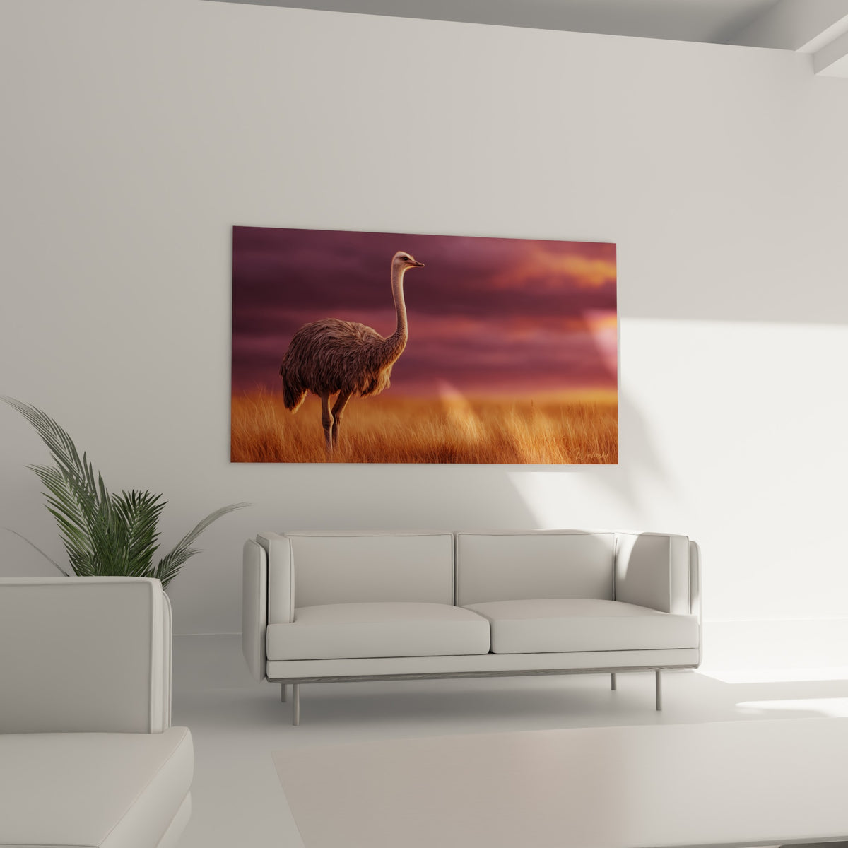 Oiseau majestueux aux plumes brunes devant un couchant orangé, au-dessus d'un canapé dans un salon lumineux