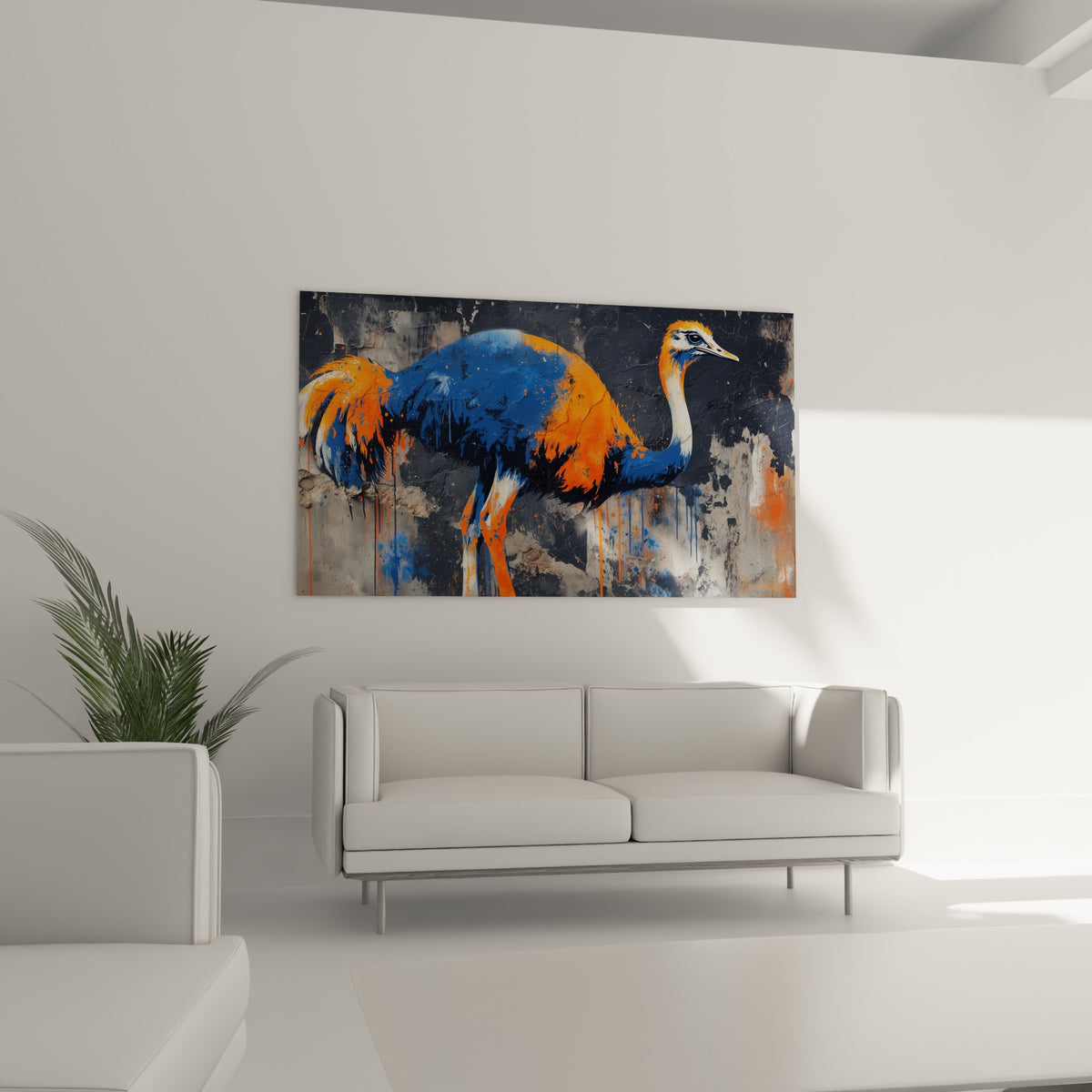 Oiseau autruche aux tons orange fauve et bleu marine suspendu au-dessus d'un canapé dans un salon lumineux