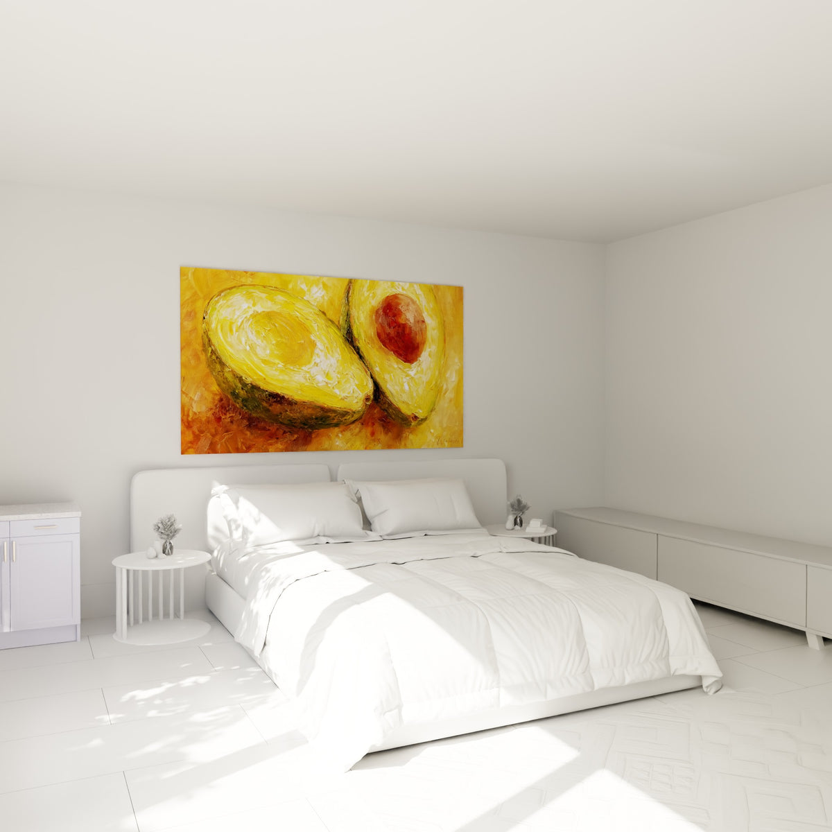Avocat aux tons jaune doré et vert olive, noyau brun visible, accroché au-dessus d'un lit dans une chambre claire