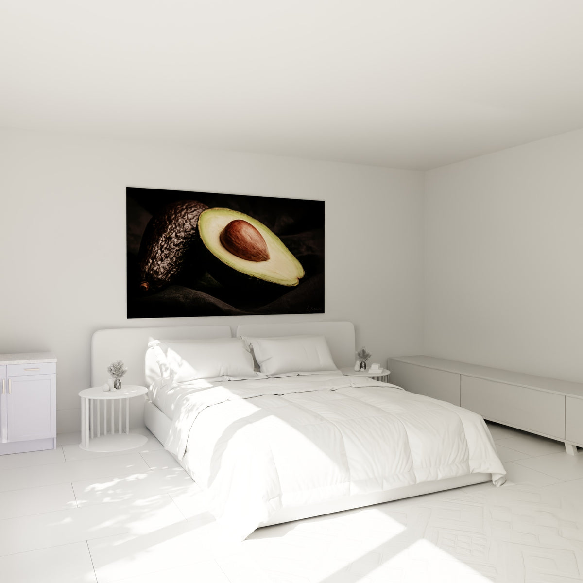 Fruit tranché aux tons vert amande et brun foncé, accroché au-dessus d'un lit dans une chambre claire