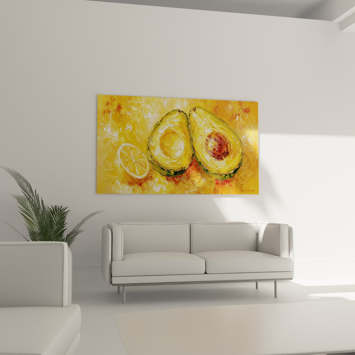 Composition d'avocat doré et citron ocre en peinture texturée, au-dessus d'un canapé dans un salon lumineux