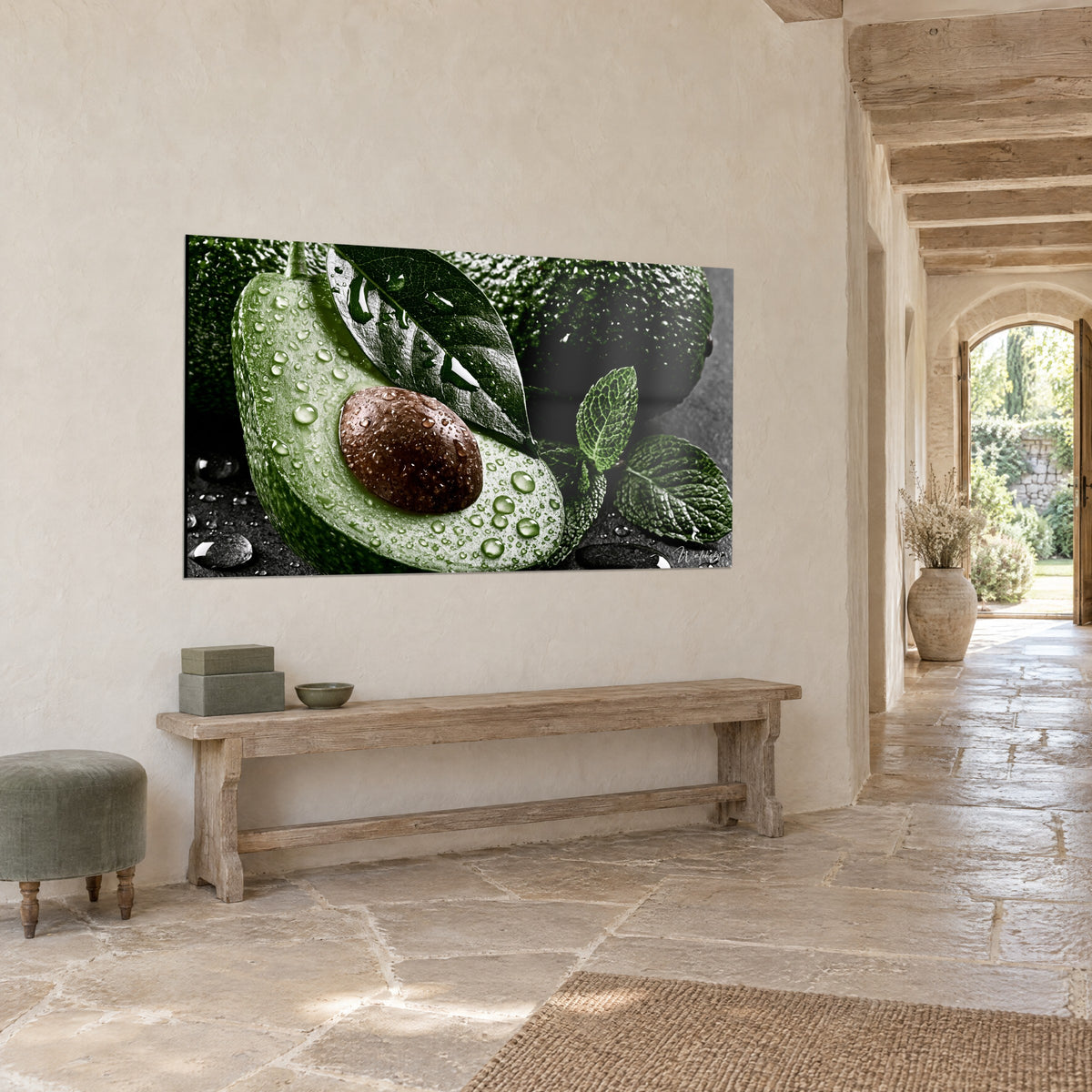 Tableau demi-fruit vert pomme gorgé de gouttelettes, noyau châtain et feuilles de menthe, mur de pierre et banc en bois