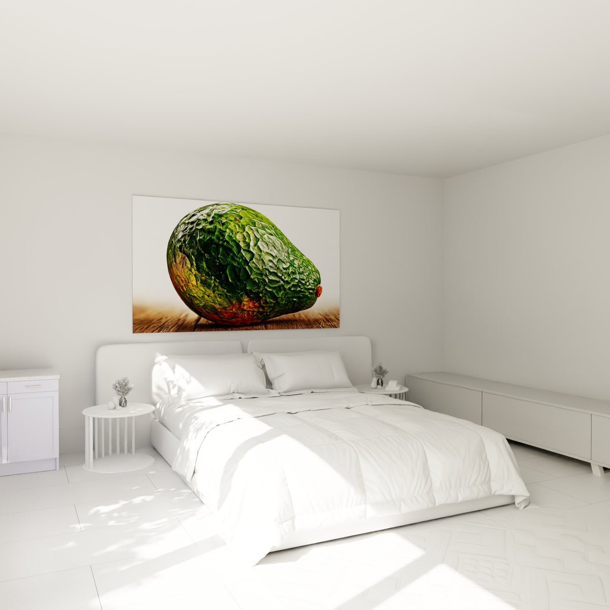 Fruit avocat vert profond et ocre sculptural, accroché au-dessus d'un lit dans une chambre claire