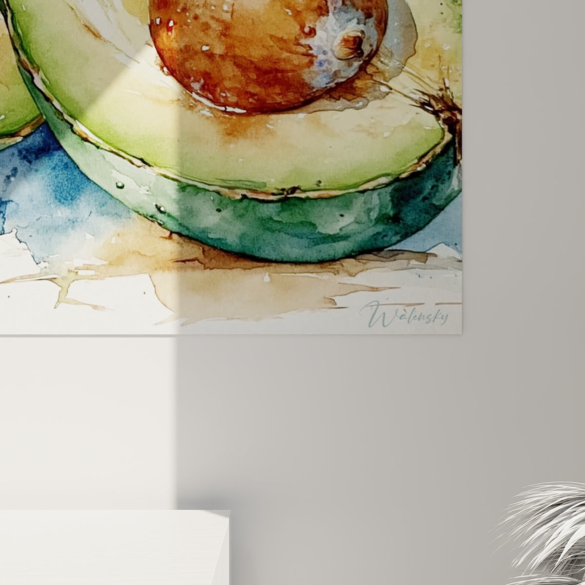 Grain de l'aquarelle visible sur la chair beige de l'avocat, coulures bleu marine et ocre entremêlées