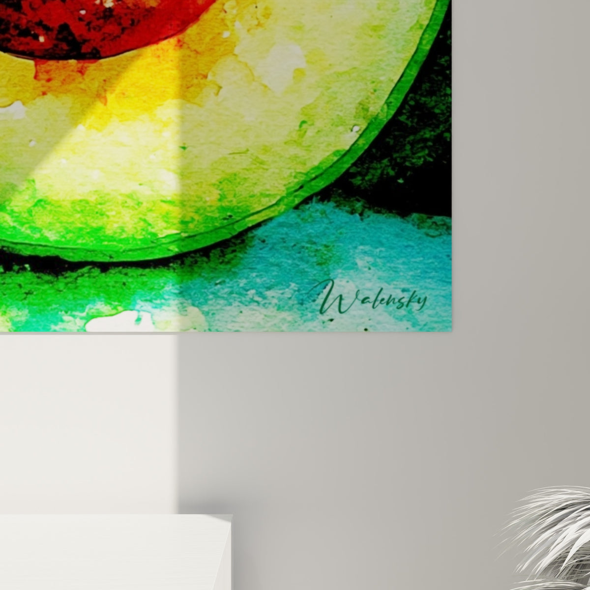 Grain de l'aquarelle visible de près, coulures vertes et orangées se mêlant autour du noyau rouge