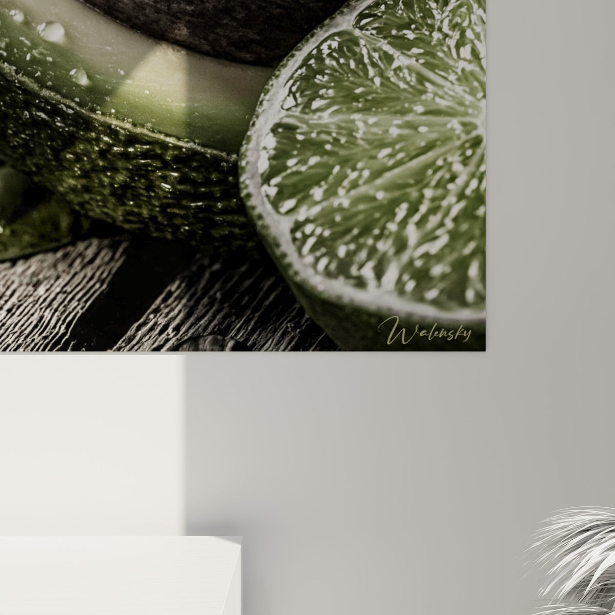 Gouttes d'eau et texture granuleuse de la peau verte visibles de près, contraste avec le brun mat du noyau