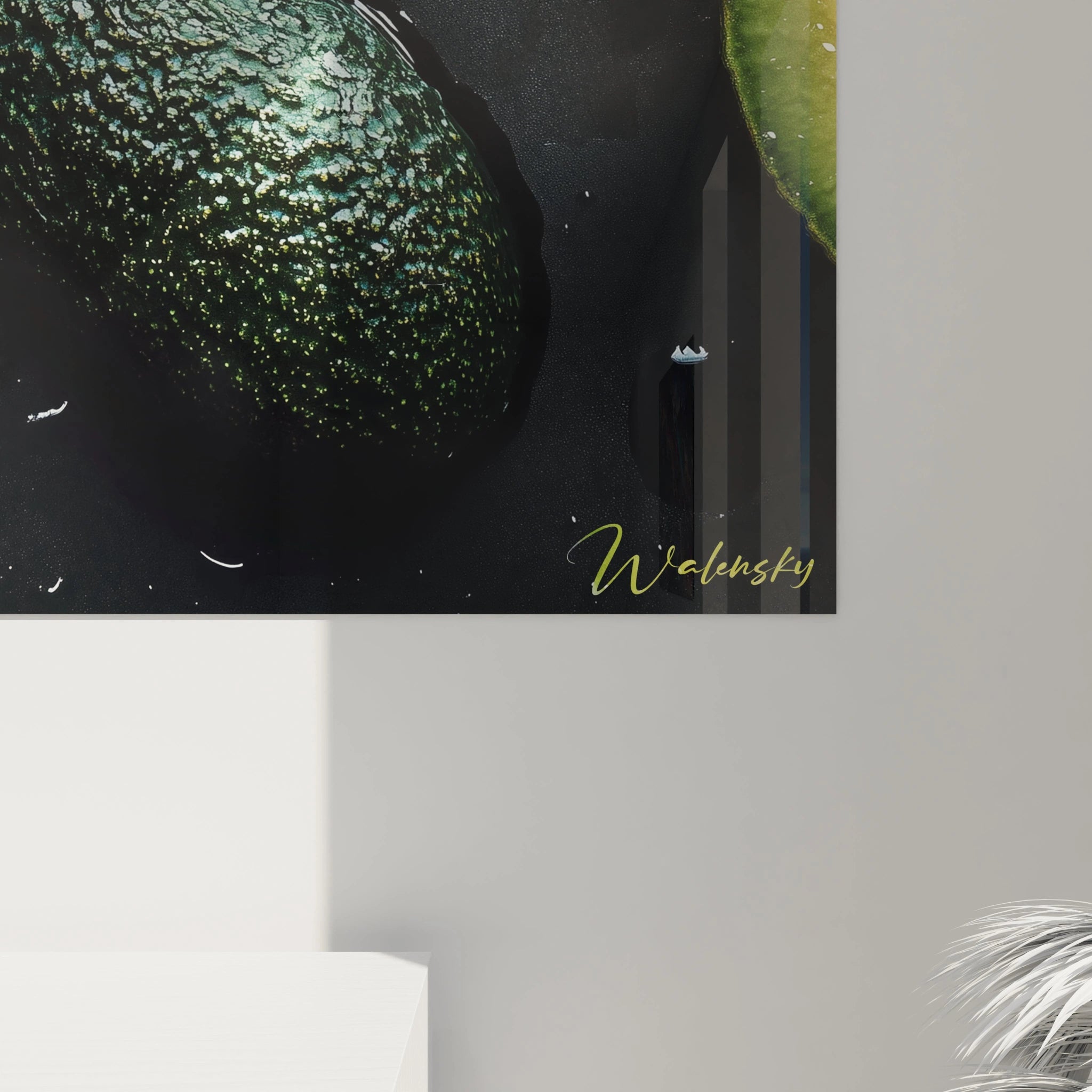 Un tableau avocat illustrant des avocats coupés et entiers, soulignant la chair verte et la surface rugueuse, disposés sur un fond noir avec des gouttelettes d’eau accentuant les reflets.