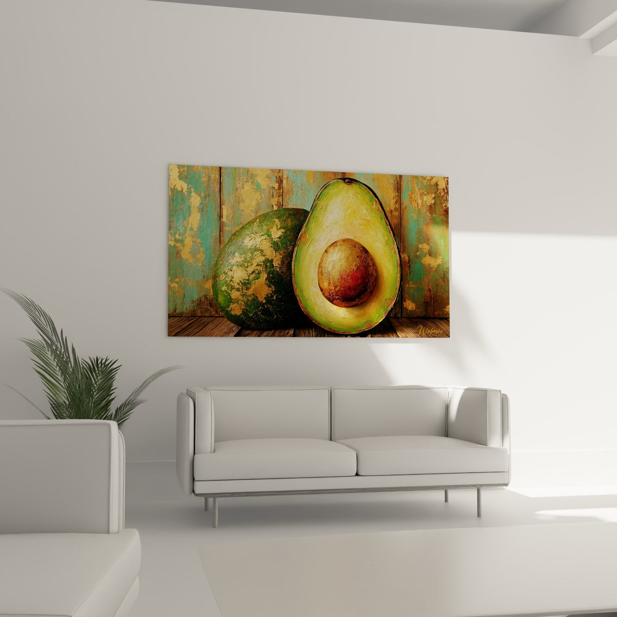 Composition d'avocats dorés et verts accrochée au-dessus d'un canapé dans un salon lumineux