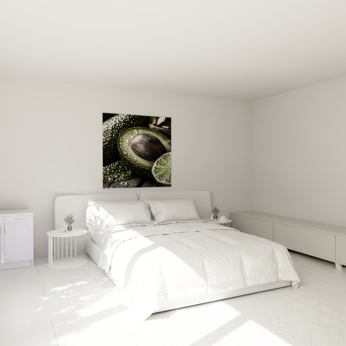 Fruit tranché vert et brun aux reflets humides, accroché au-dessus d'un lit dans une chambre claire