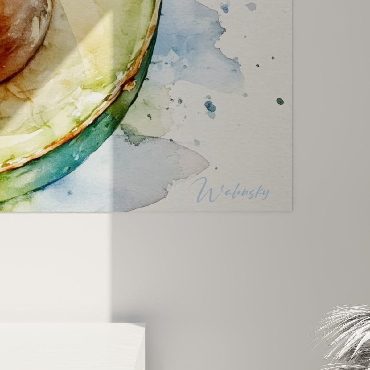 Grain de l'aquarelle visible sur la peau vert foncé et les éclaboussures bleu pastel de l'avocat