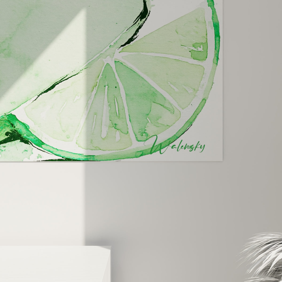 Détail des touches d'aquarelle vert sauge et rose poudré formant la chair et le noyau de l'avocat peint
