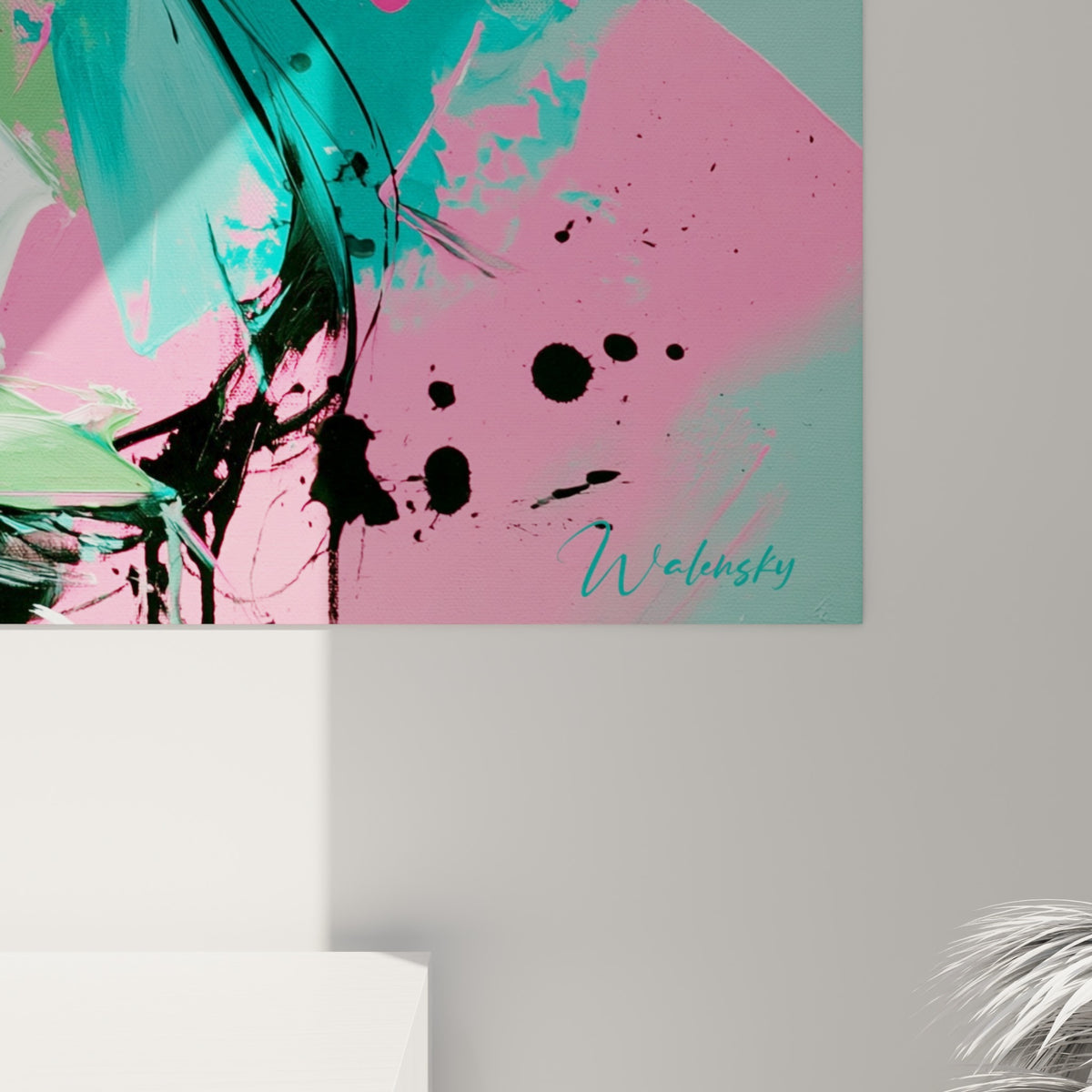 Empâtements verts et coulures noires sur toile d'avocat, grain visible entre rose fuchsia et blanc éclatant