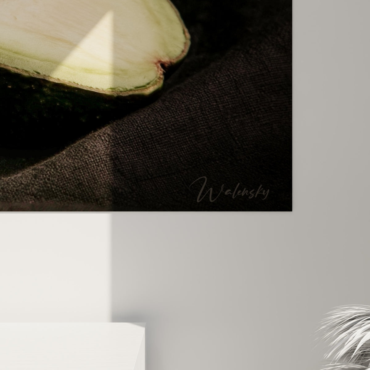 Grain velouté de la peau brun sombre et texture lisse vert pâle de la chair d'avocat en gros plan