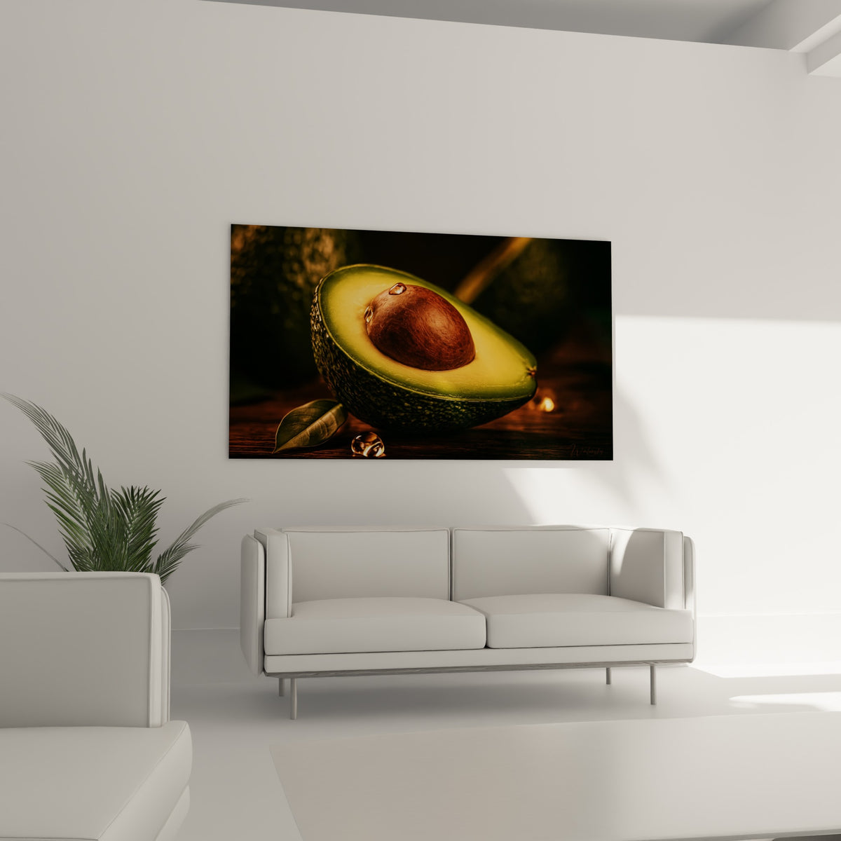 Fruit d'avocat ouvert, teintes jaune crémeux et vert anthracite, suspendu au-dessus d'un canapé dans un salon lumineux