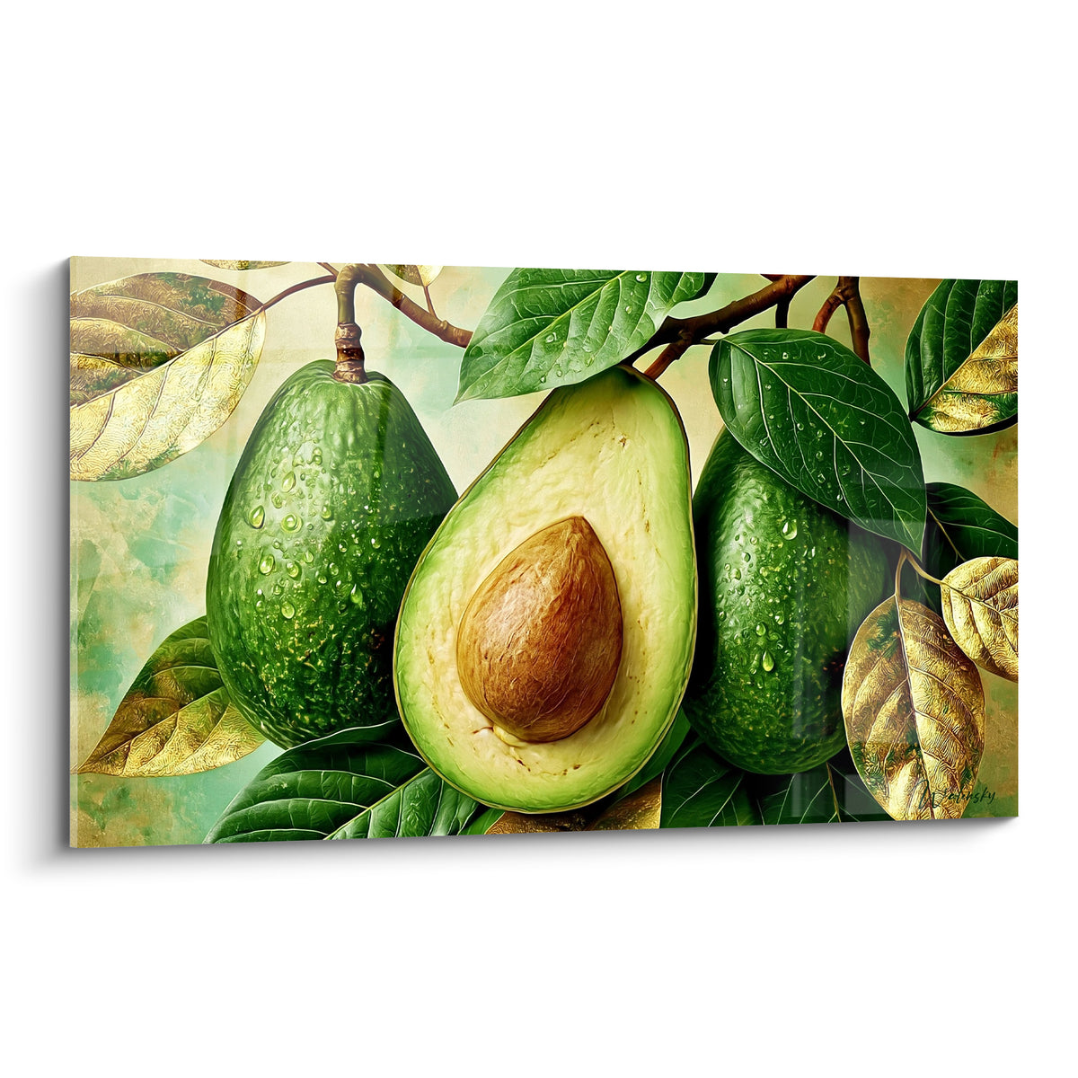 Avocats verts entiers et tranché, chair vert tendre, noyau brun, feuilles dorées et gouttes de rosée
