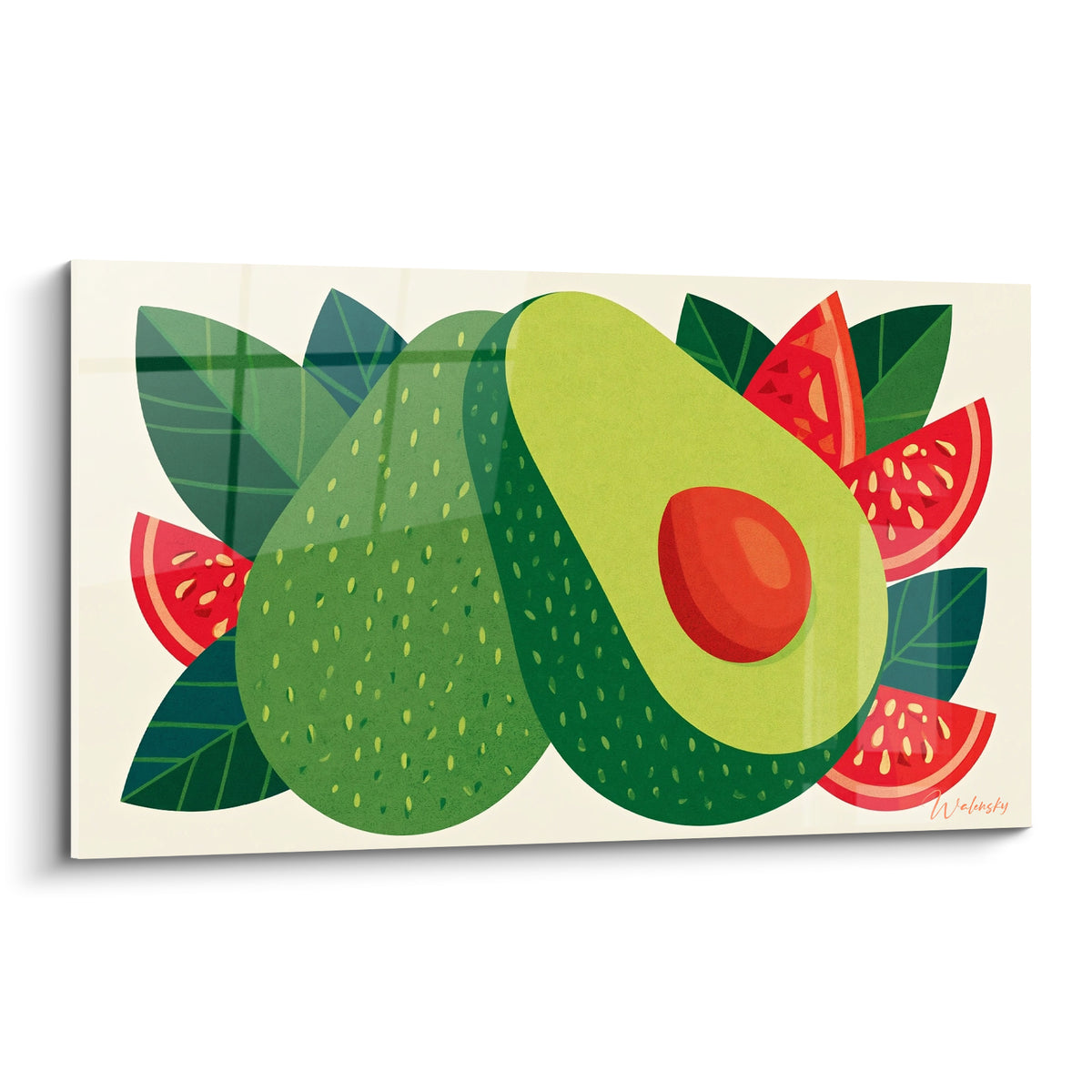Avocat vert sauge coupé en deux, noyau orangé, entouré de feuilles vert foncé et tranches rouges.