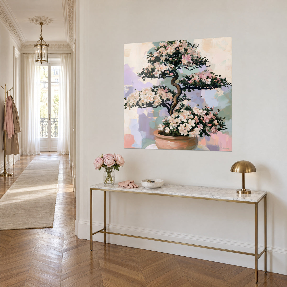 Cuadro árbol enano en flor, tronco marrón retorcido, pétalos rosa empolvado y follaje verde oscuro, vista de tres cuartos sobre una consola dorada