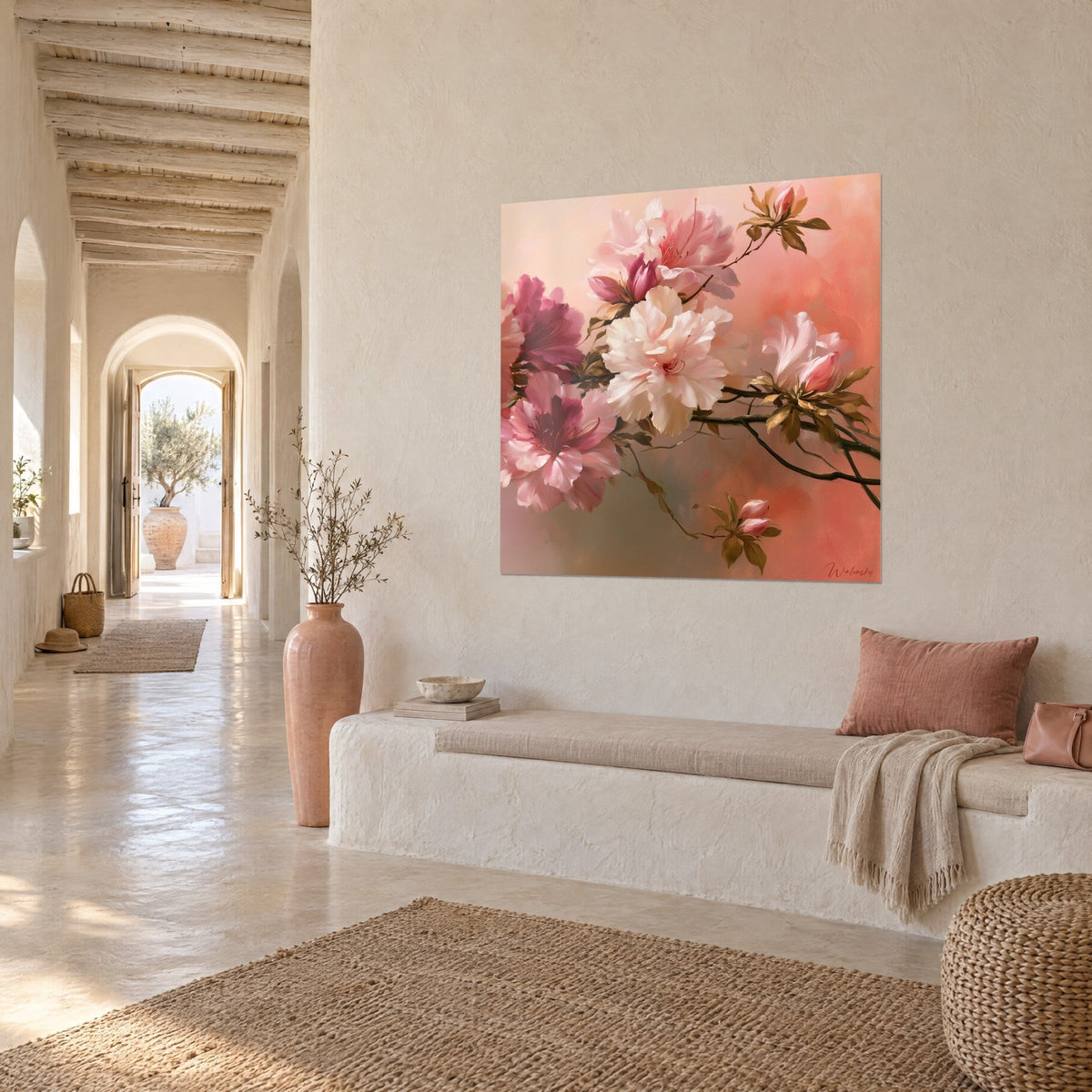 Tableau branche fleurie d'azalée, pétales ivoire et magenta, mur chaulé et banquette en pierre, couloir voûté méditerranéen