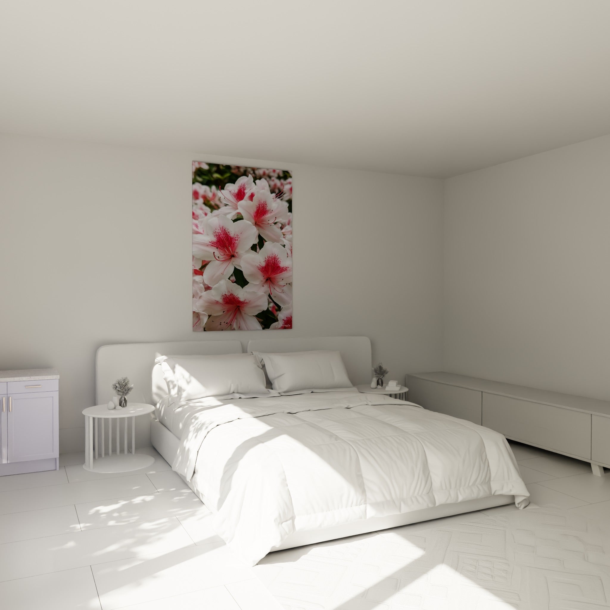 Bouquet d'azalées blanches et roses accroché au-dessus d'un lit dans une chambre claire