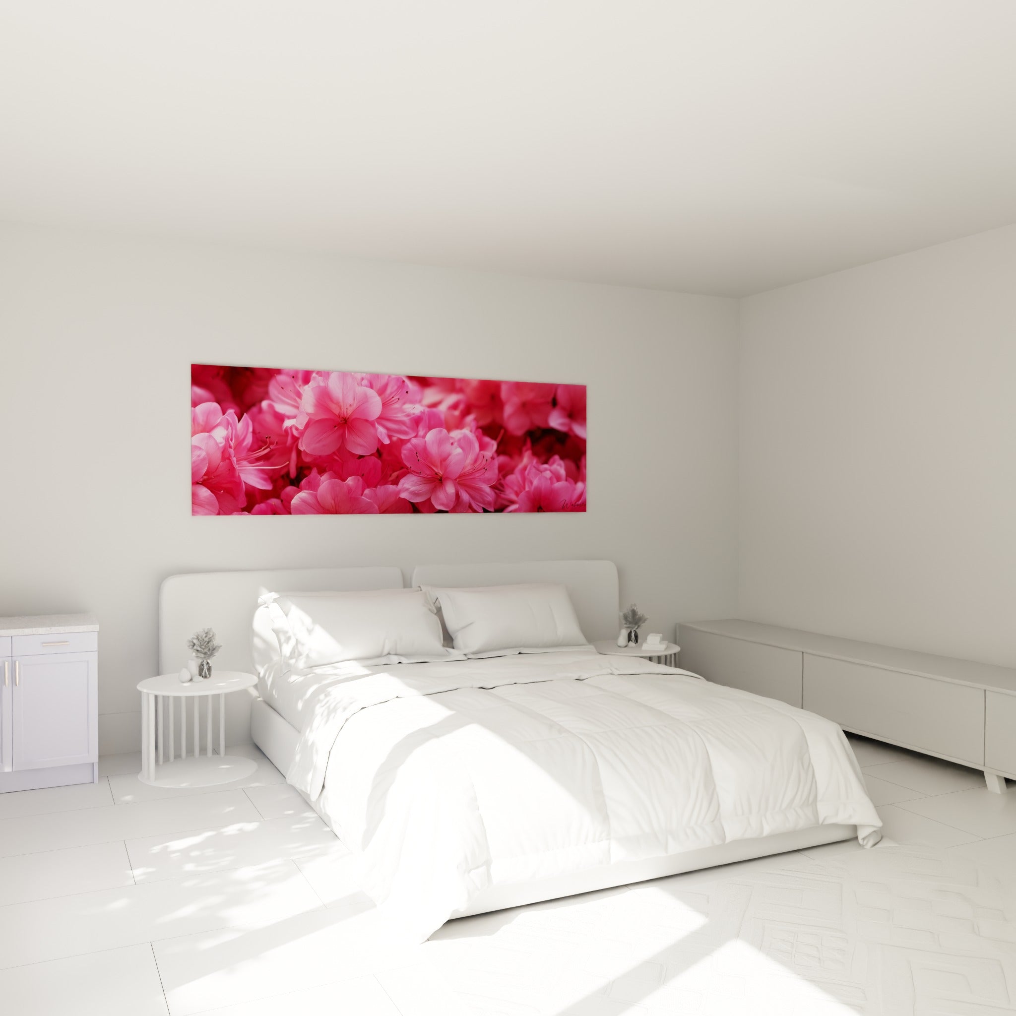 Bouquet d'azalées roses et fuchsia au-dessus d'un lit dans une chambre claire